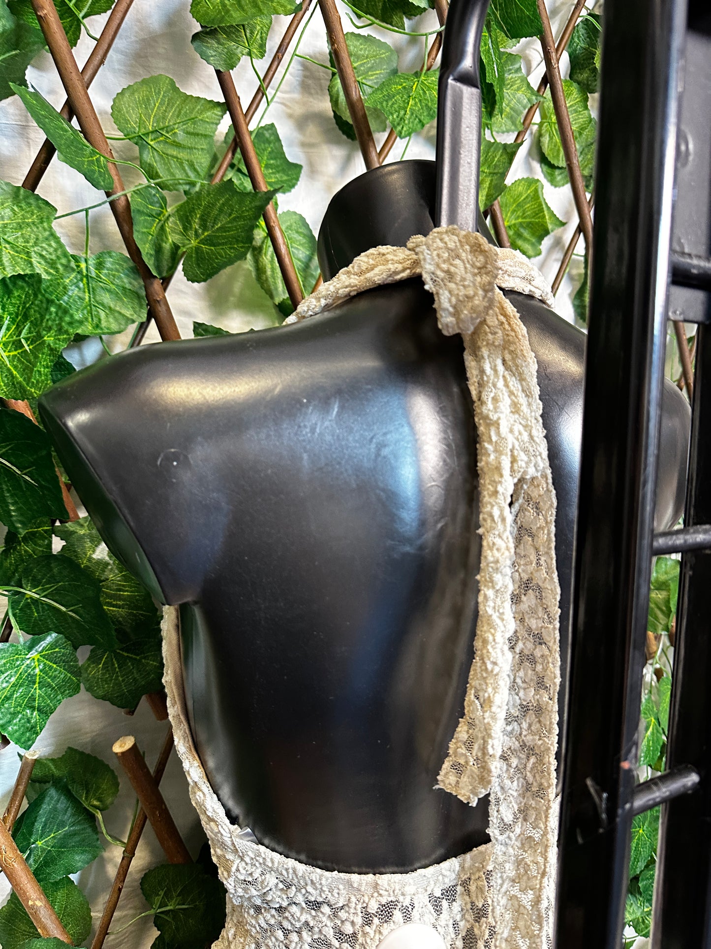 Crepe model: short dress with a deep neckline with cups and shorts