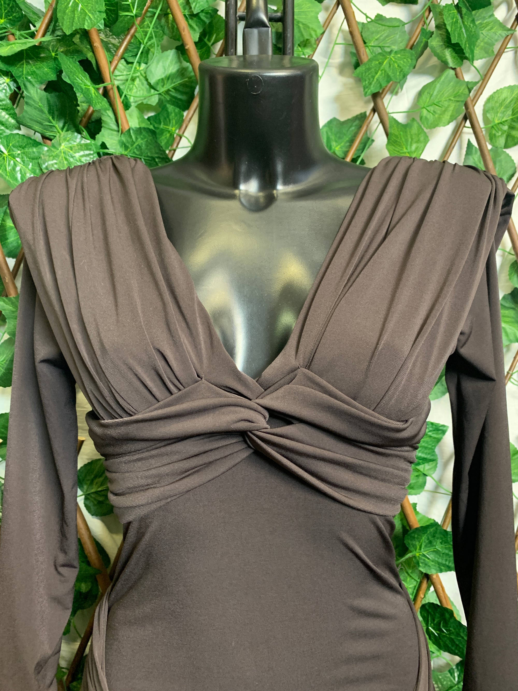Vestito con spalle imbottito