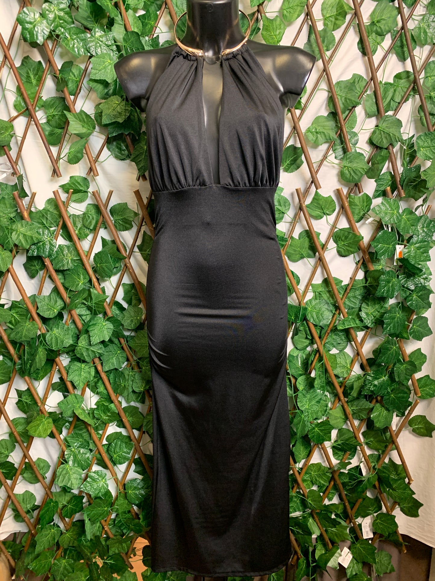 Vestito lungo con dettagli dorato e arricciatura sui fianchi