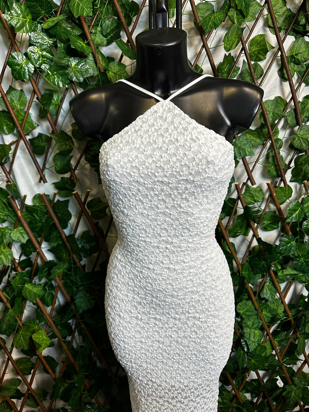 Modello crepe: vestito lungo con collo alto e schiena scoperta