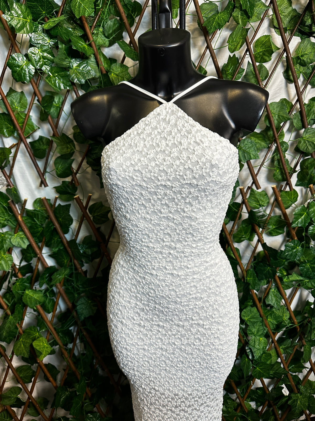 Modello crepe: vestito lungo con collo alto e schiena scoperta