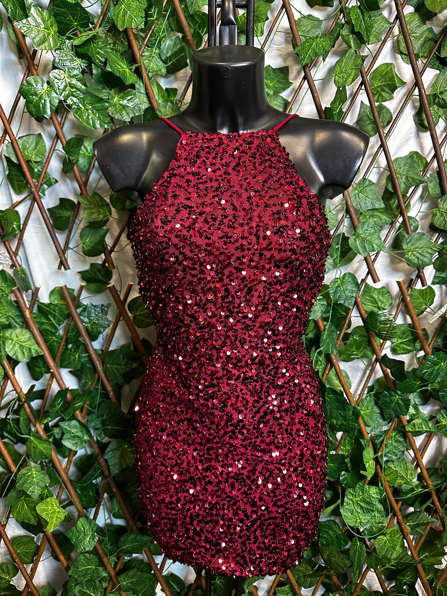 Modello paillettes: vestito corto con bretelle e la schiena scoperta