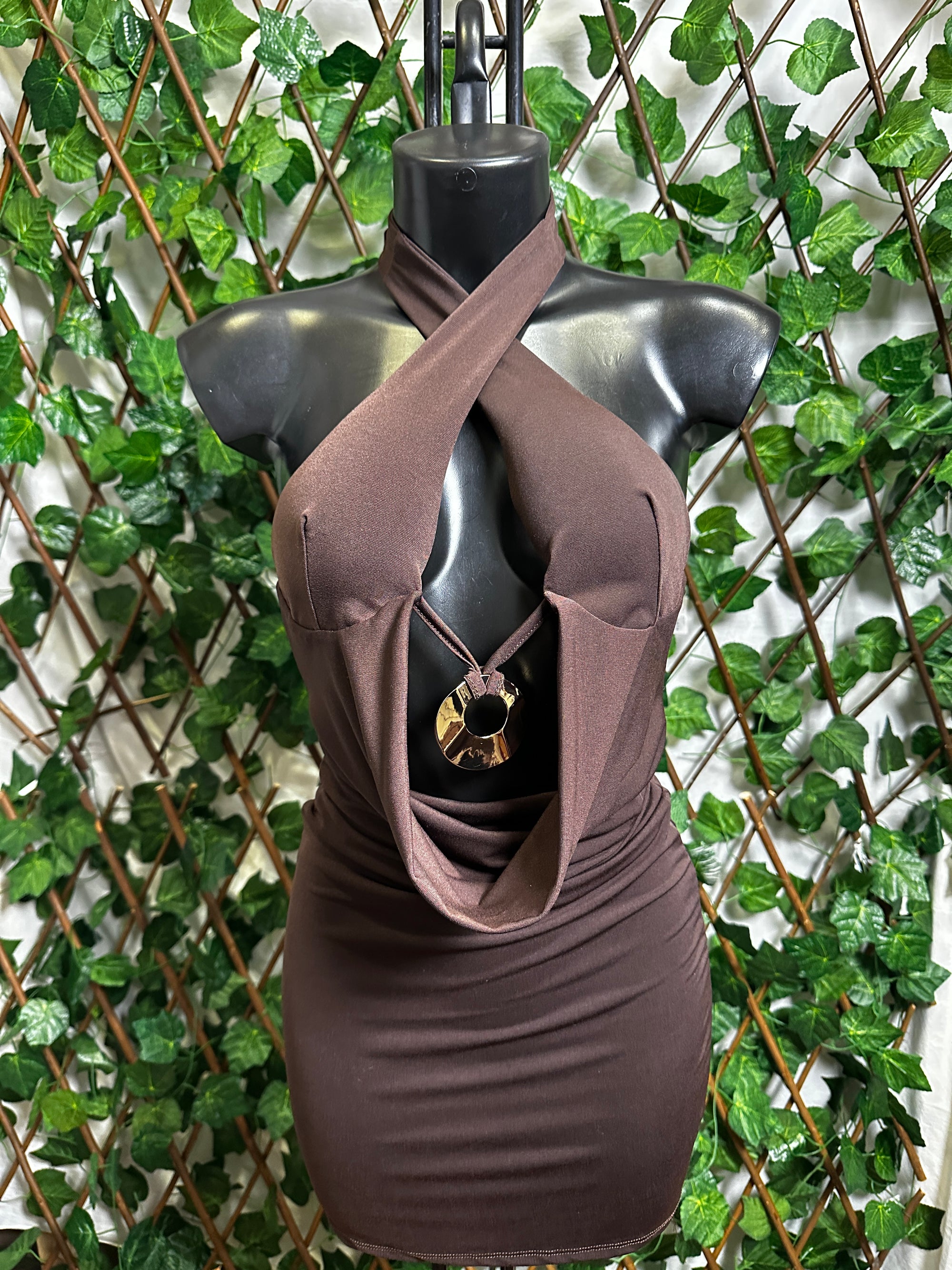 Vestito corto con scollatura profonda e dettaglio dettaglio cerchio dorato e la schiena scoperta | taglia unica