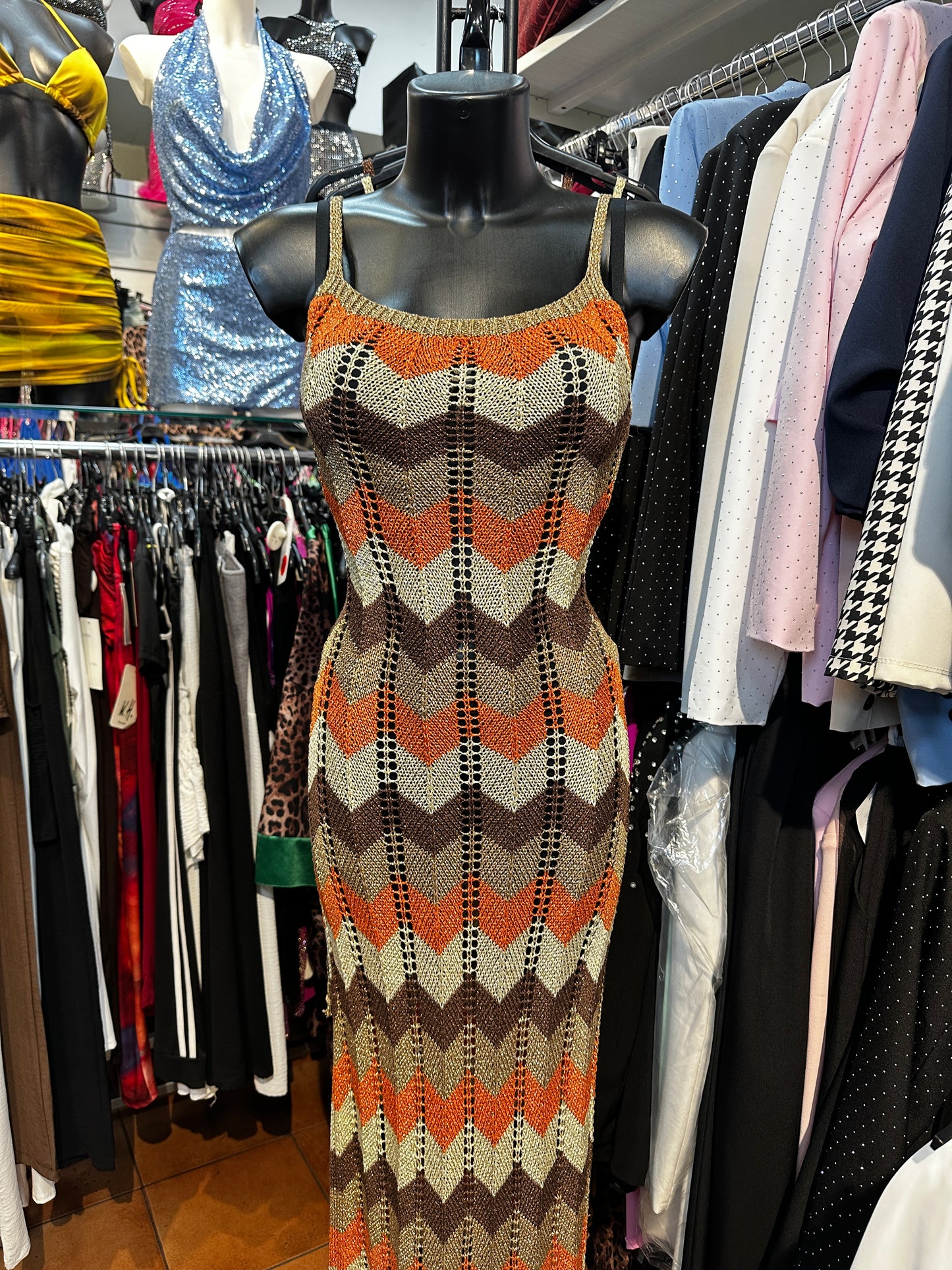 Vestito lungo estivo con la schiena scoperta