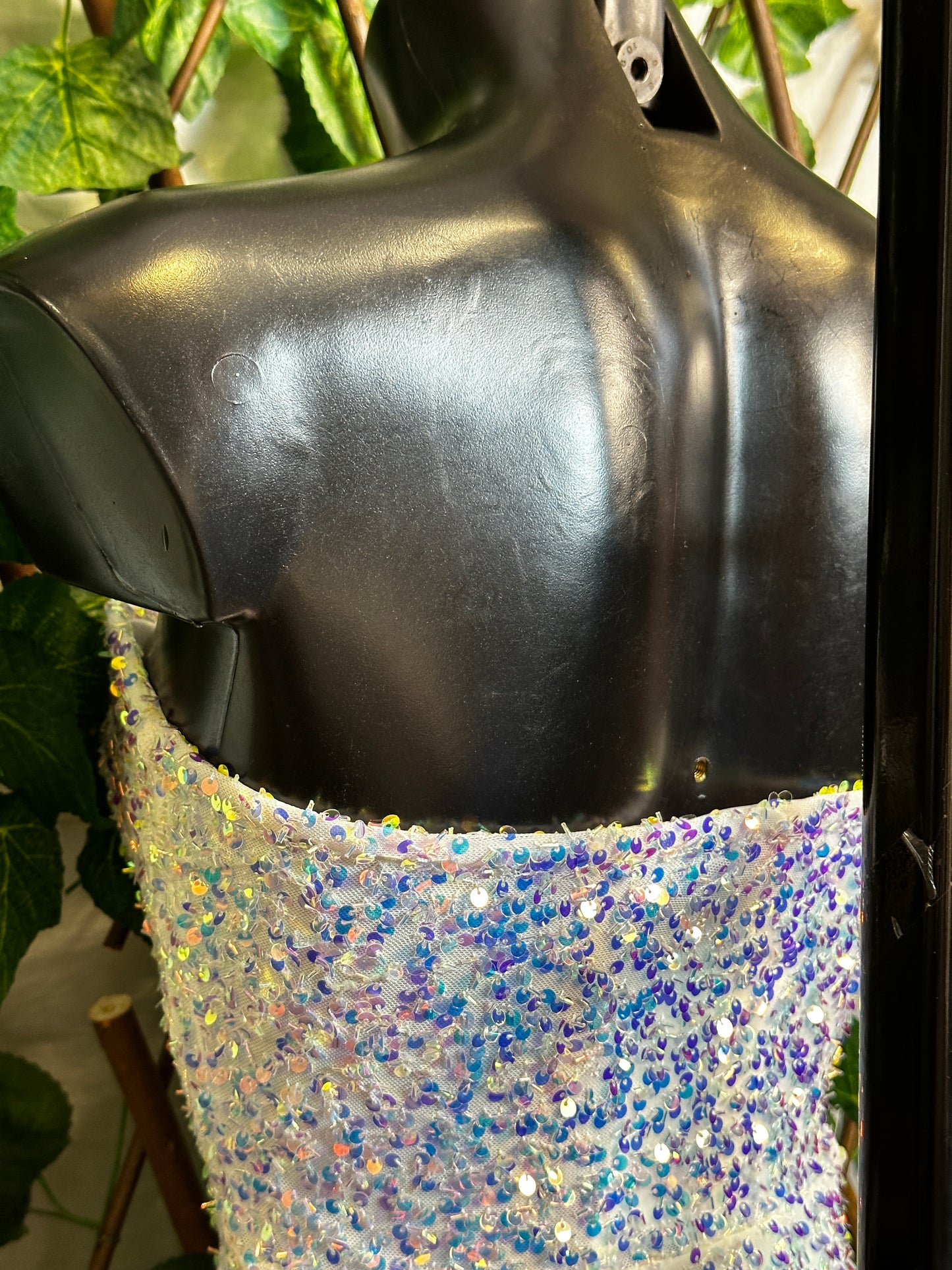 Modello paillettes: vestito corto con la scollatura speciale