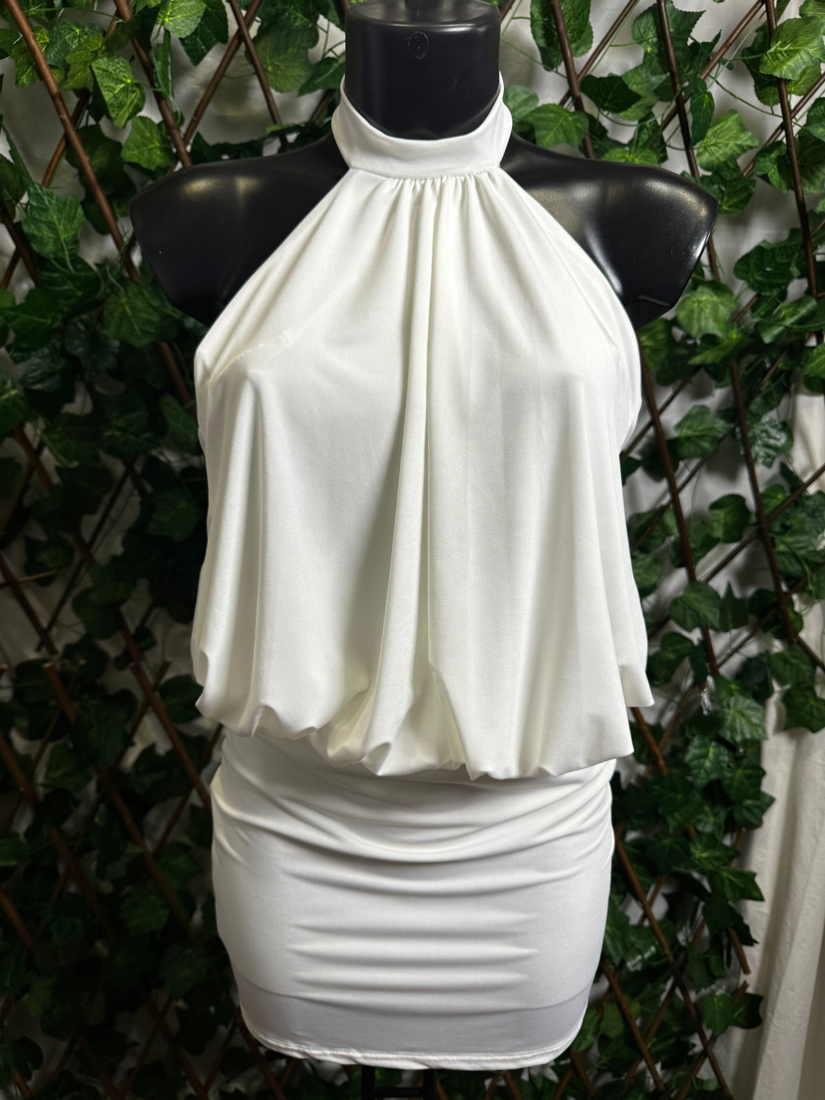 Vestito elegante corto con collo alto e la schiena scoperta | taglia unica