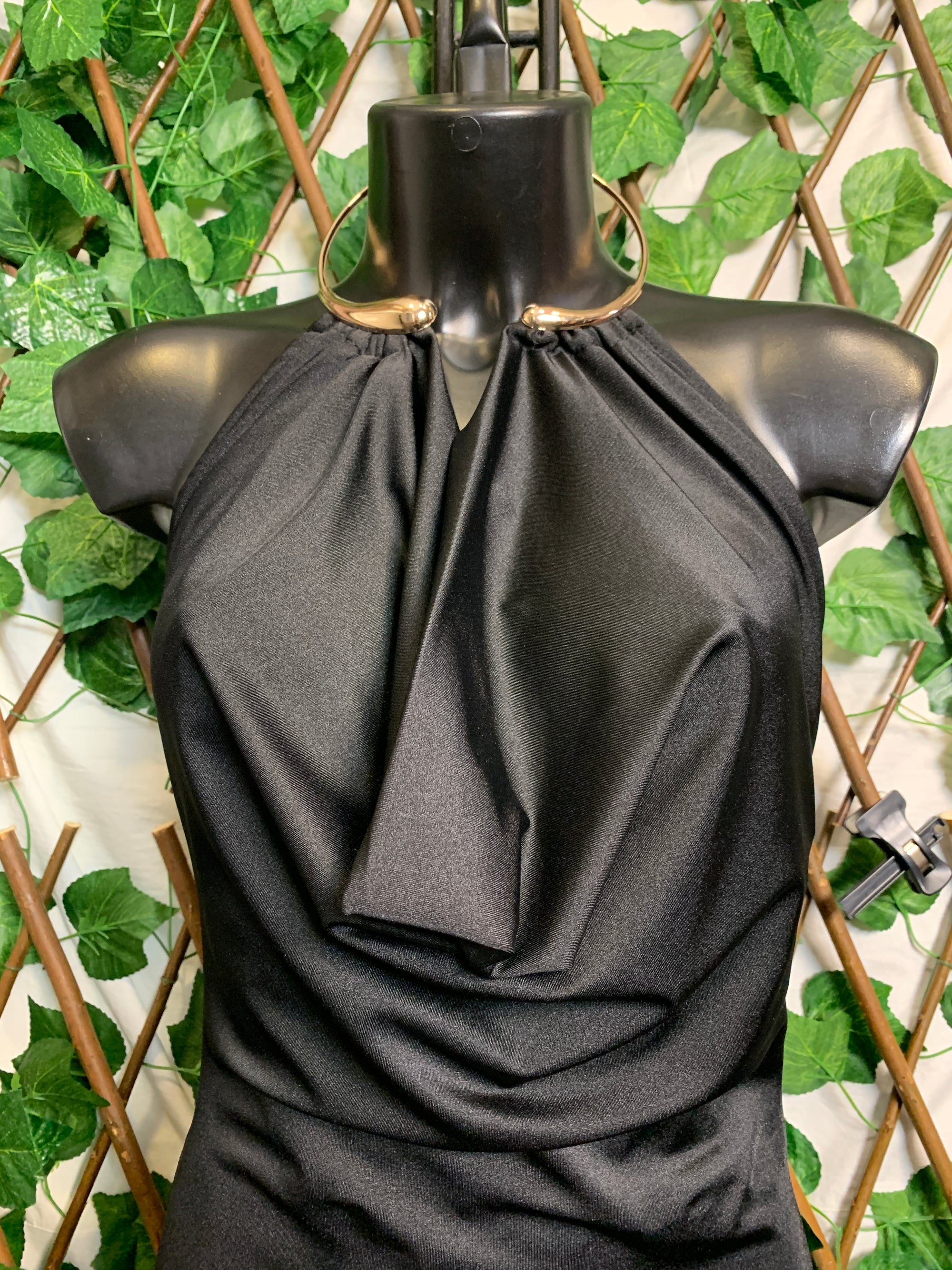 Vestito corto con dettaglio oro a collana