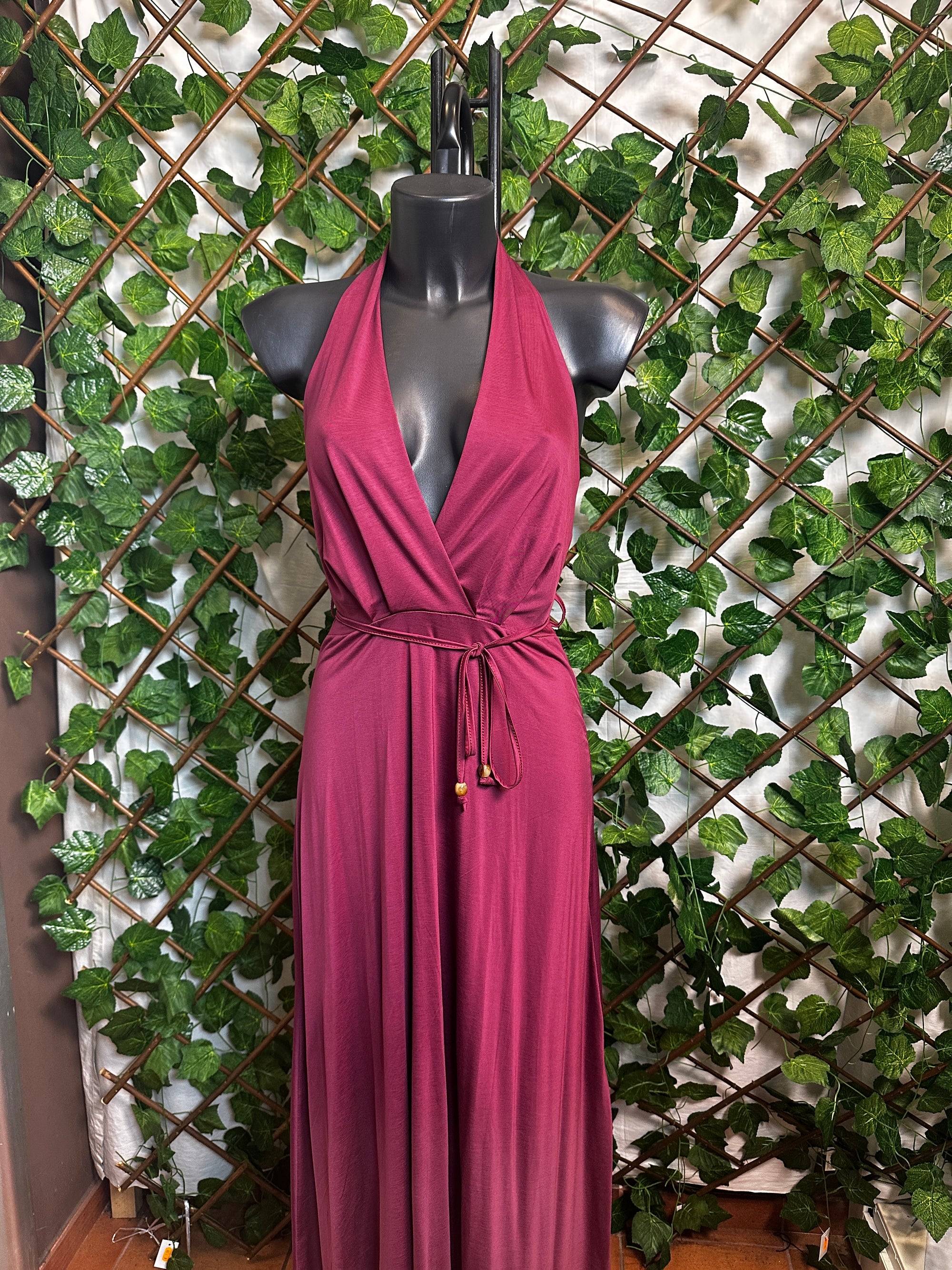 Vestito lungo elegante con cinturino e la schiena scoperta