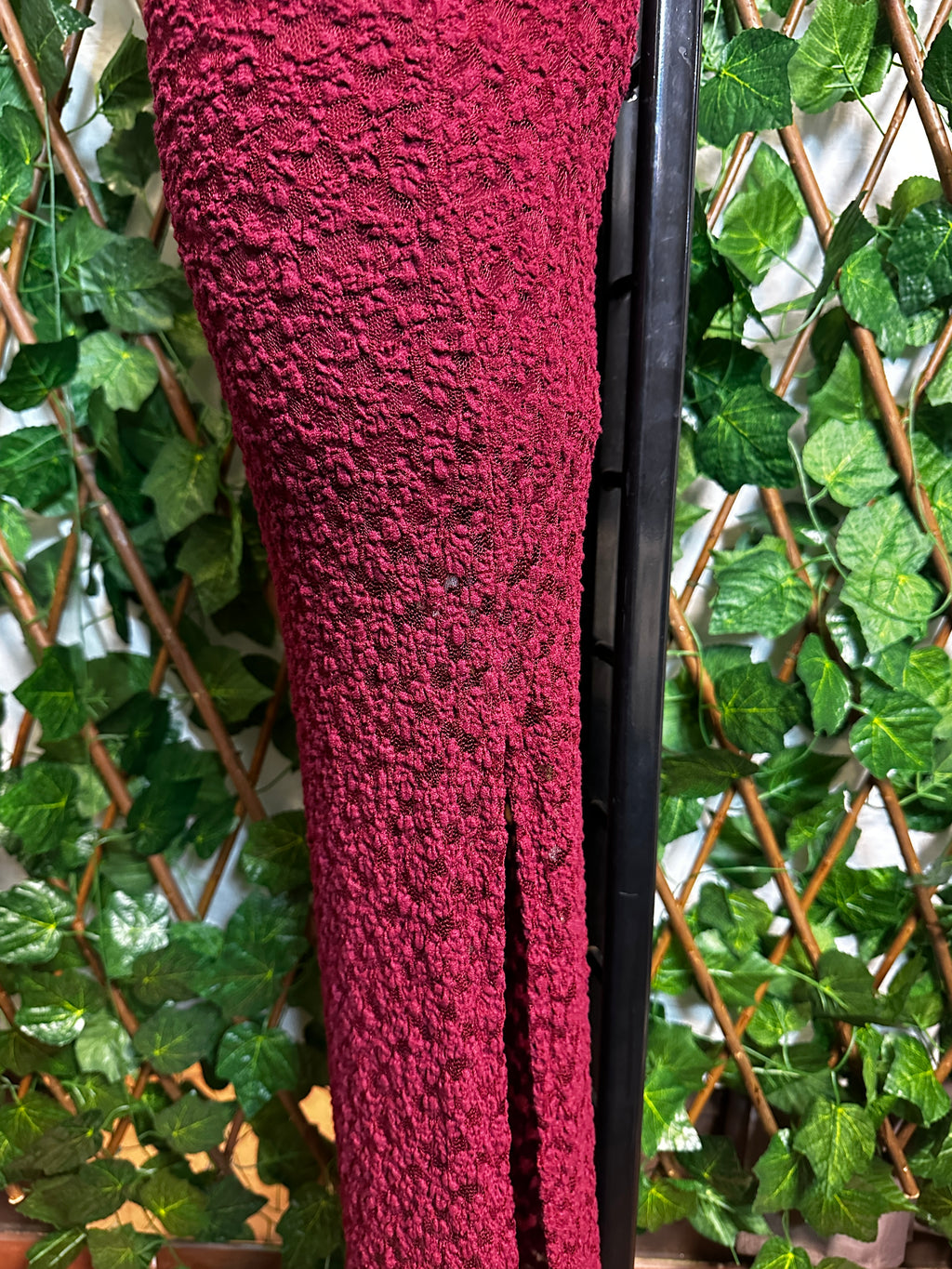Modello crepe: vestito lungo con collo alto e schiena scoperta