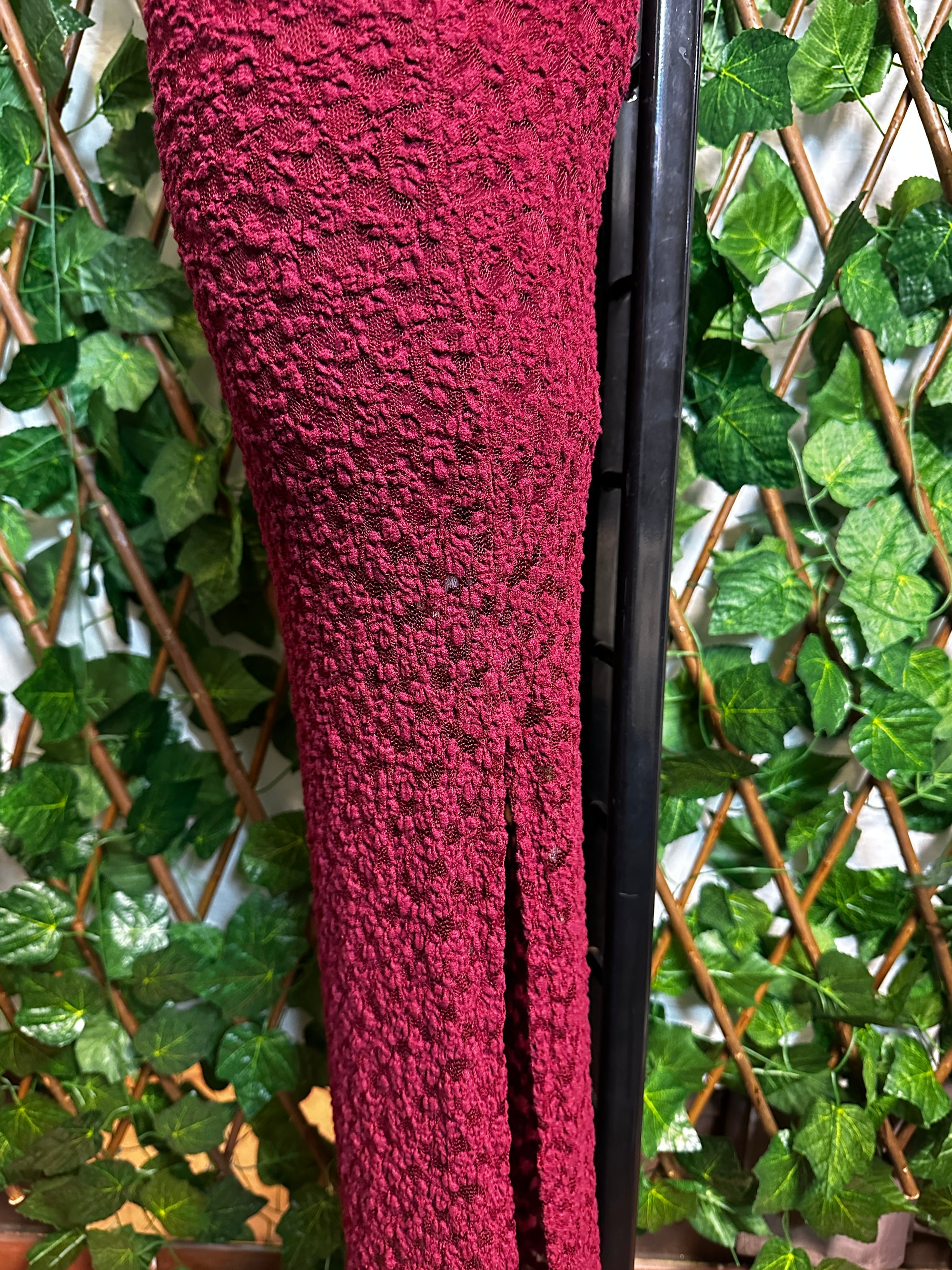 Modello crepe: vestito lungo con collo alto e schiena scoperta