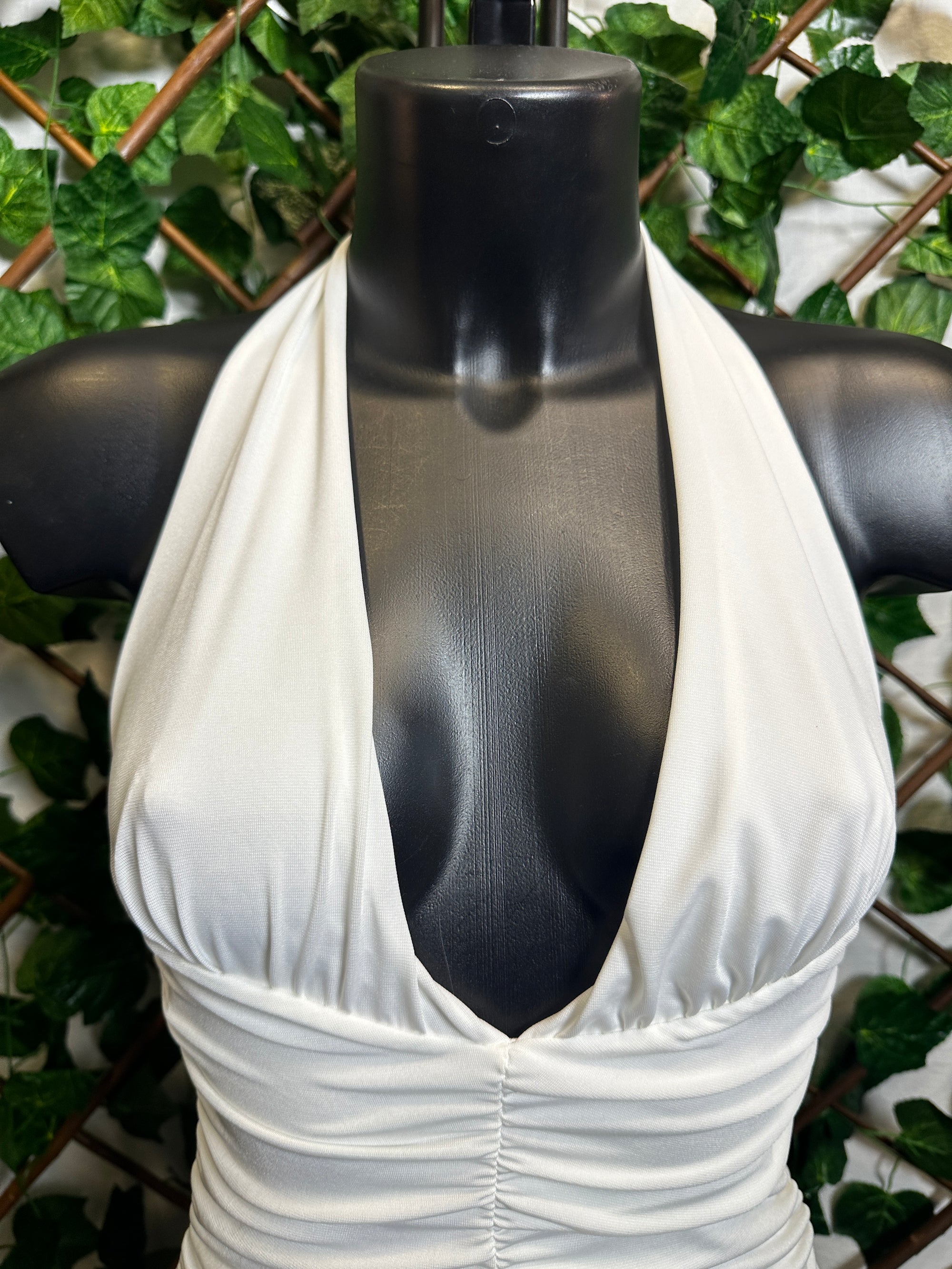Vestito lungo con la scollatura profonda, arricciatura sulla parte avanti e lo spacco