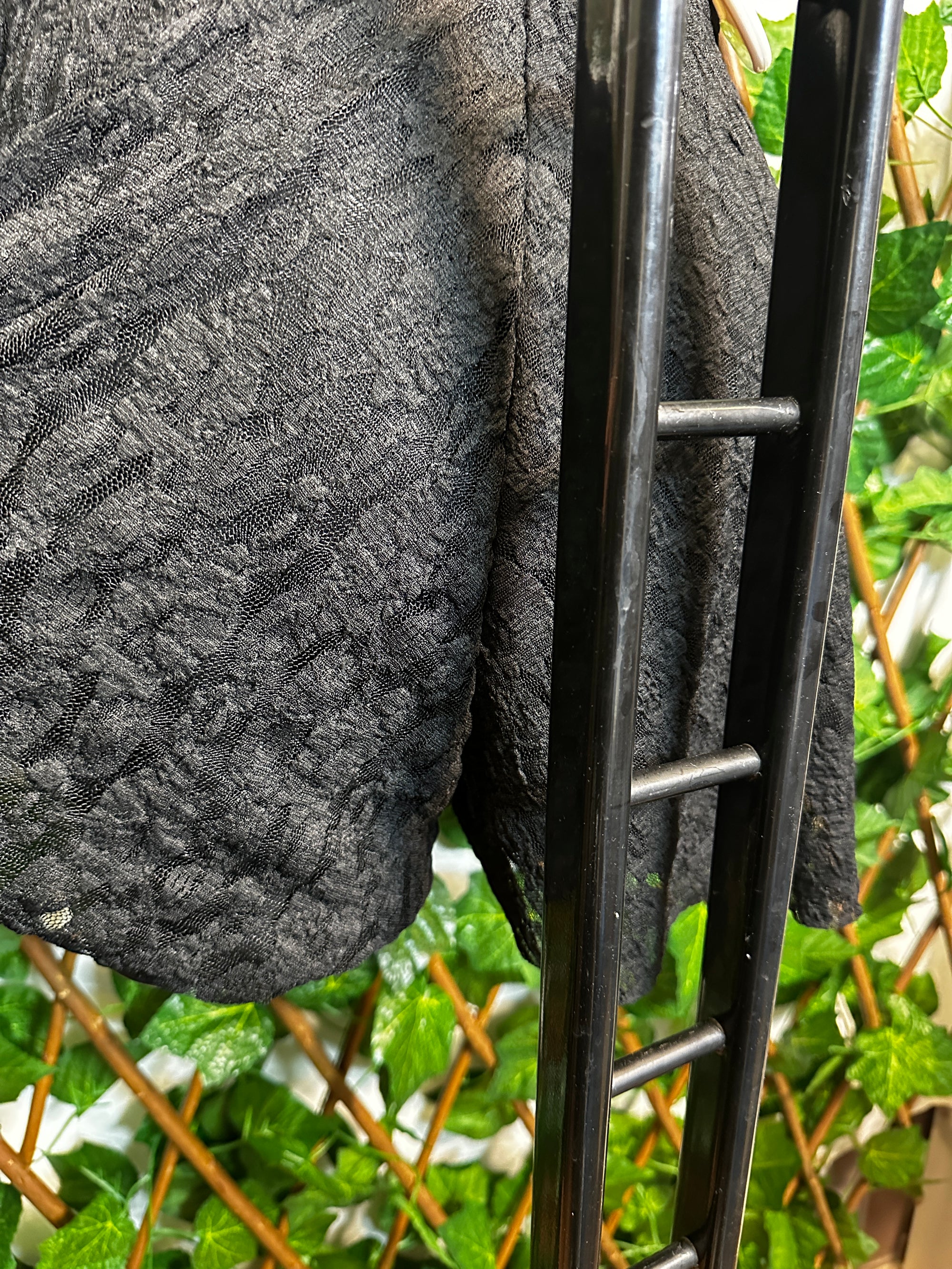 Modello crepe: tuta con la scollatura profonda e la schiena scoperta | taglia unica