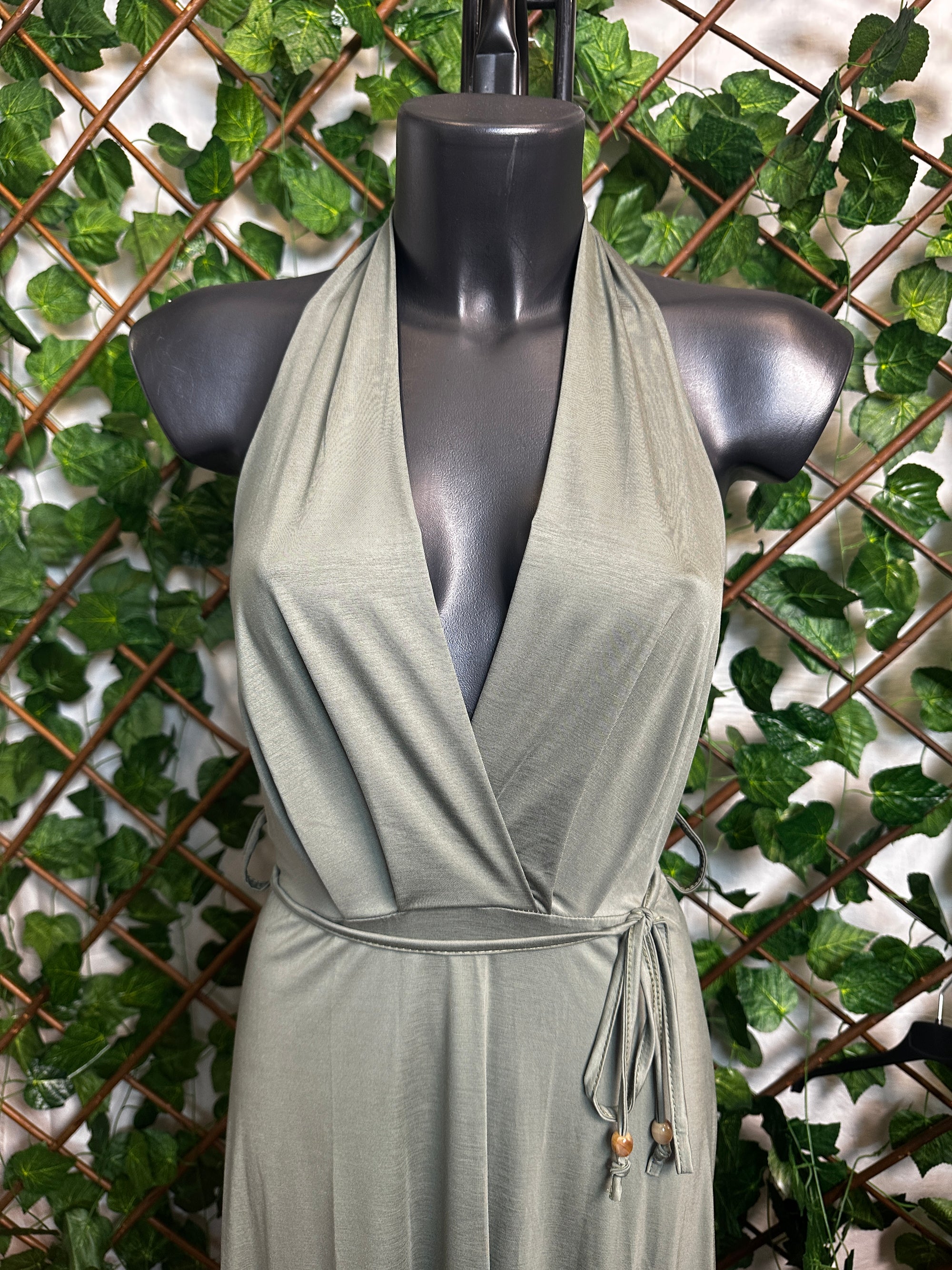 Vestito lungo elegante con cinturino e la schiena scoperta