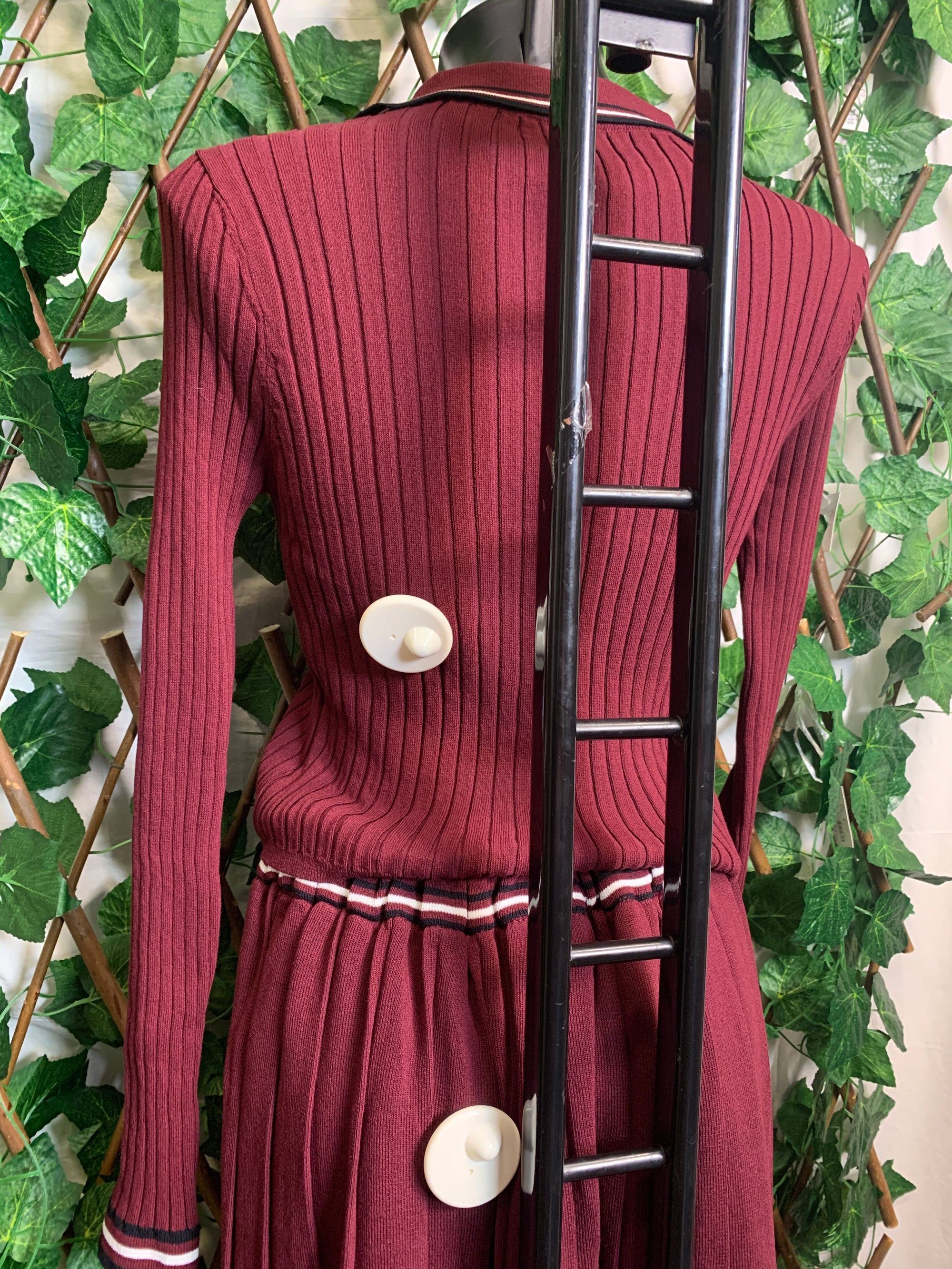 Long-sleeved suit and skirt