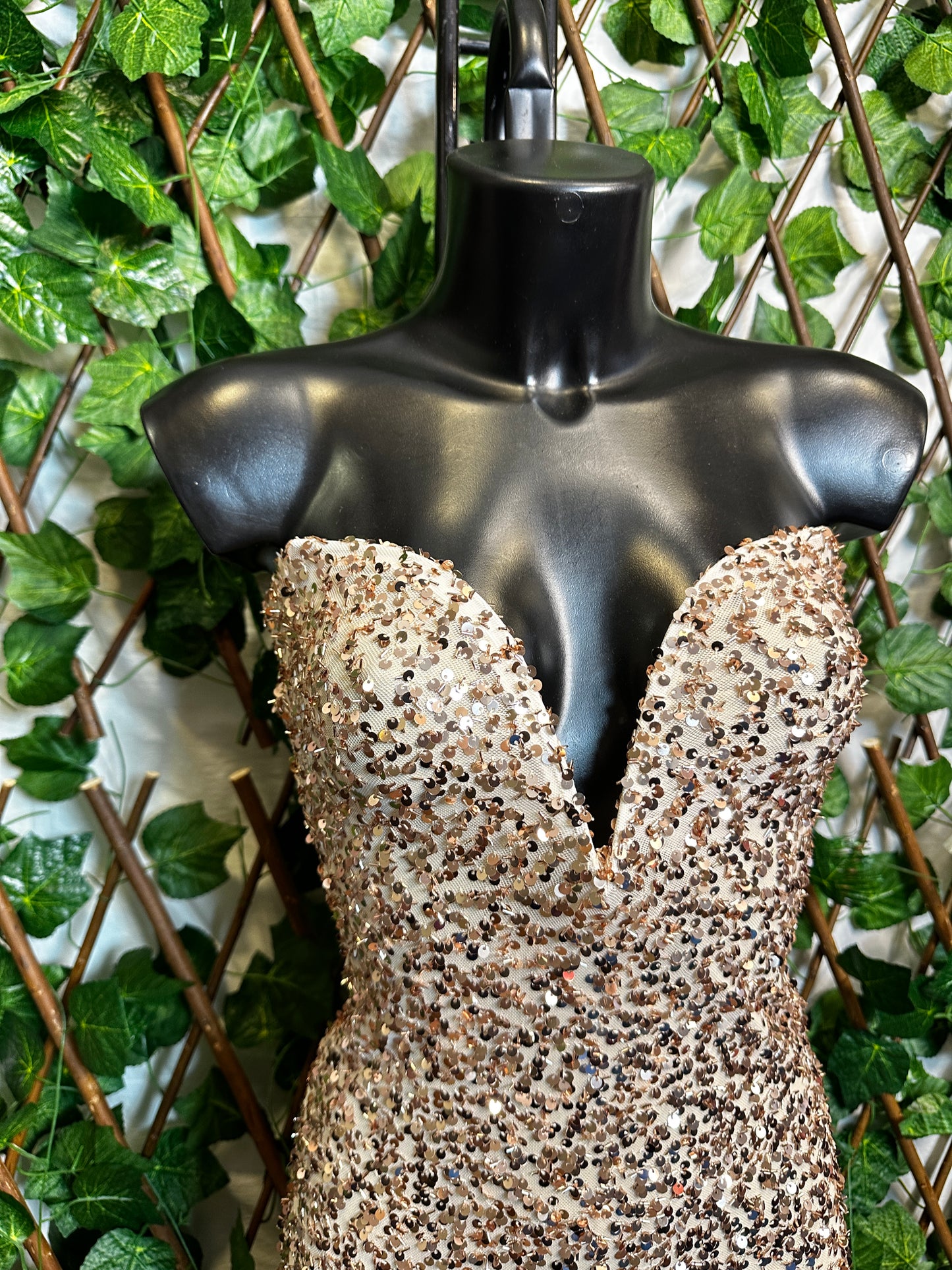 Modello paillettes: vestito corto con la scollatura speciale