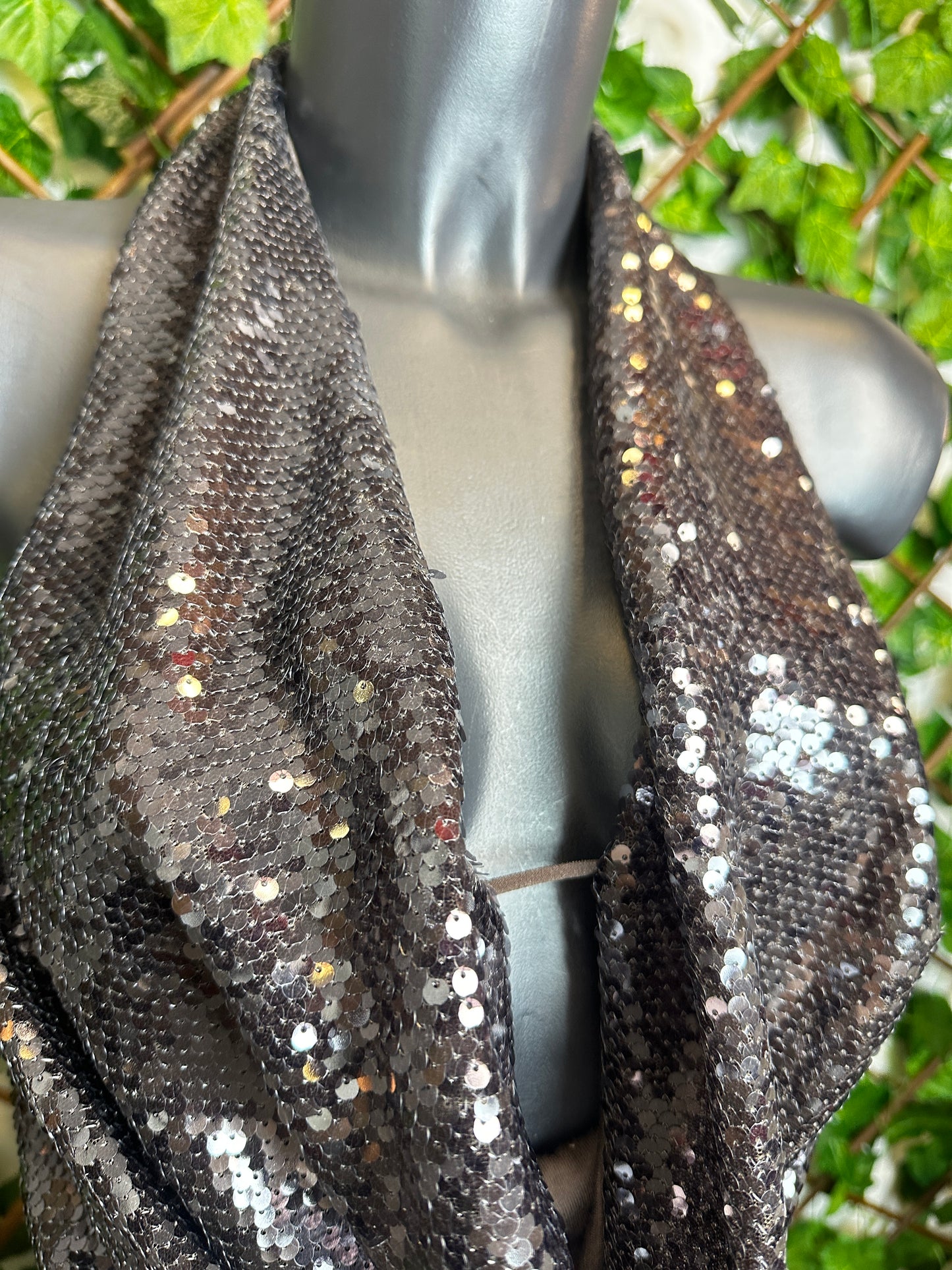 Top in paillettes con la scollatura profonda e la schiena scoperta