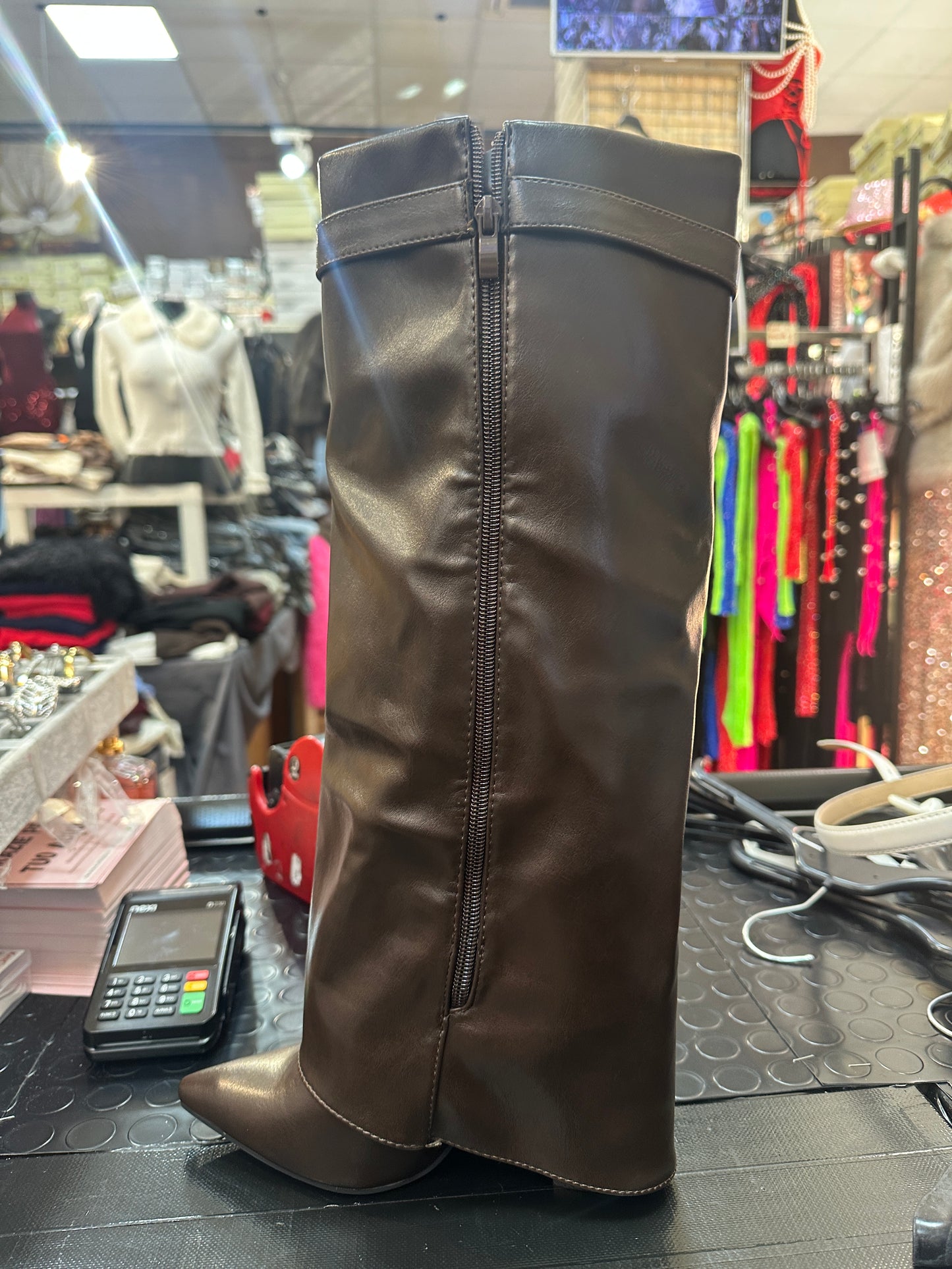 Stivale al ginocchio punta e tacco quadrato con fibbia – POTERE LISCIO 🖤🤎