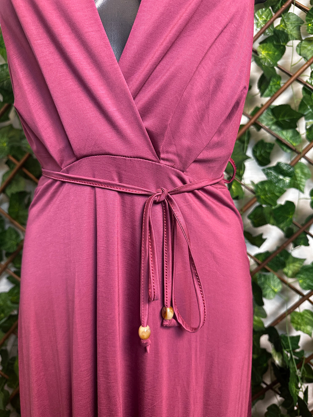 Vestito lungo elegante con cinturino e la schiena scoperta