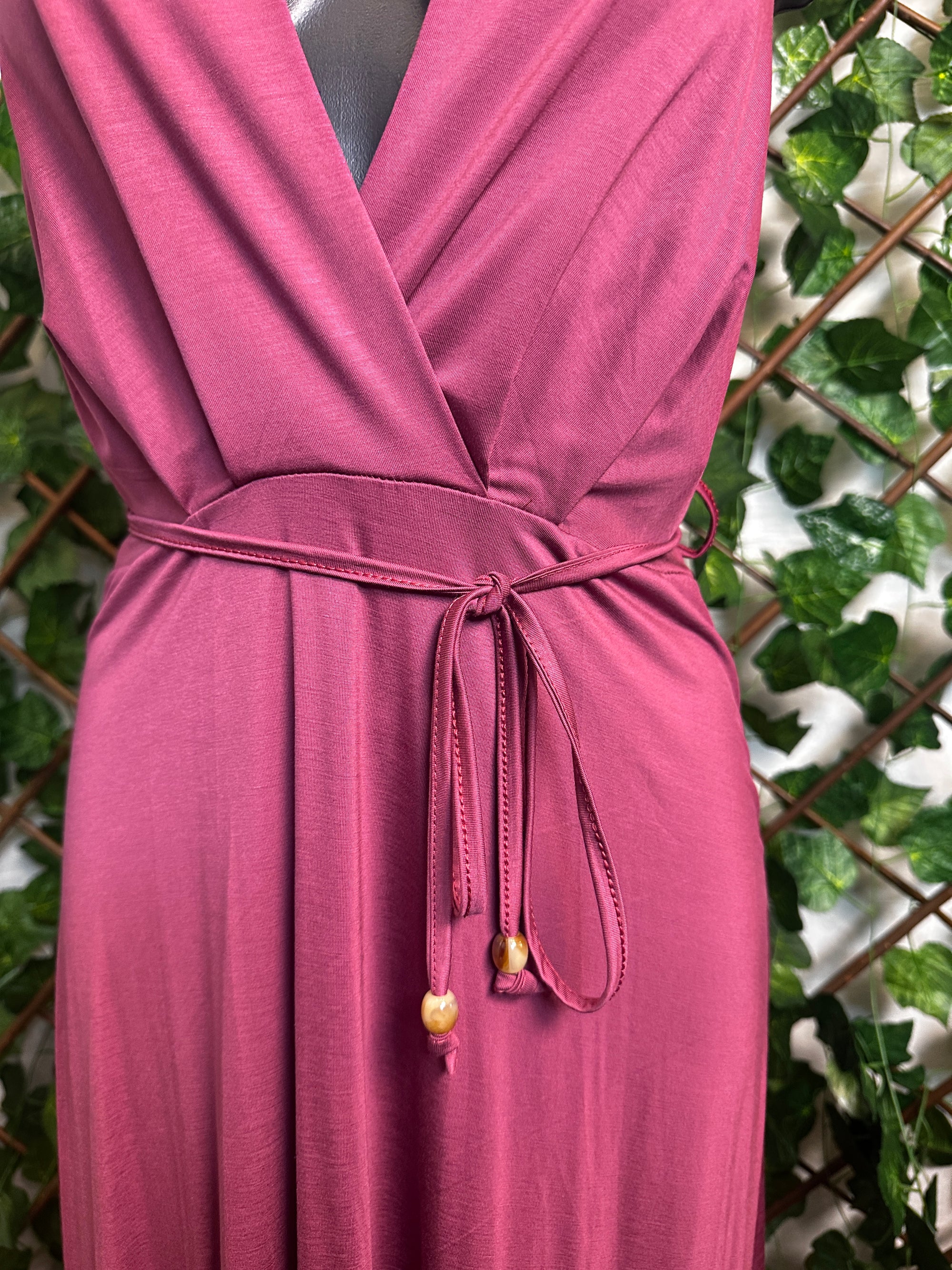 Vestito lungo elegante con cinturino e la schiena scoperta