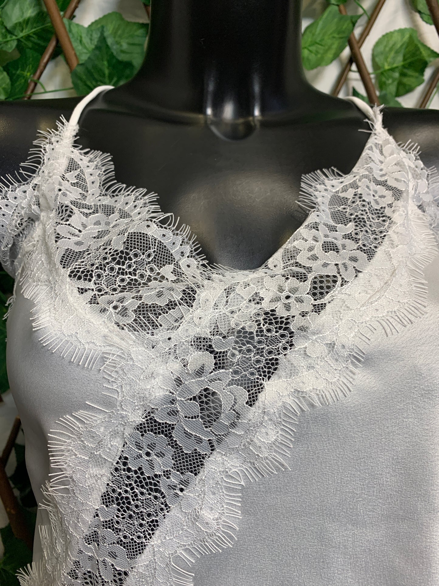 Asymmetrical tank top with lace