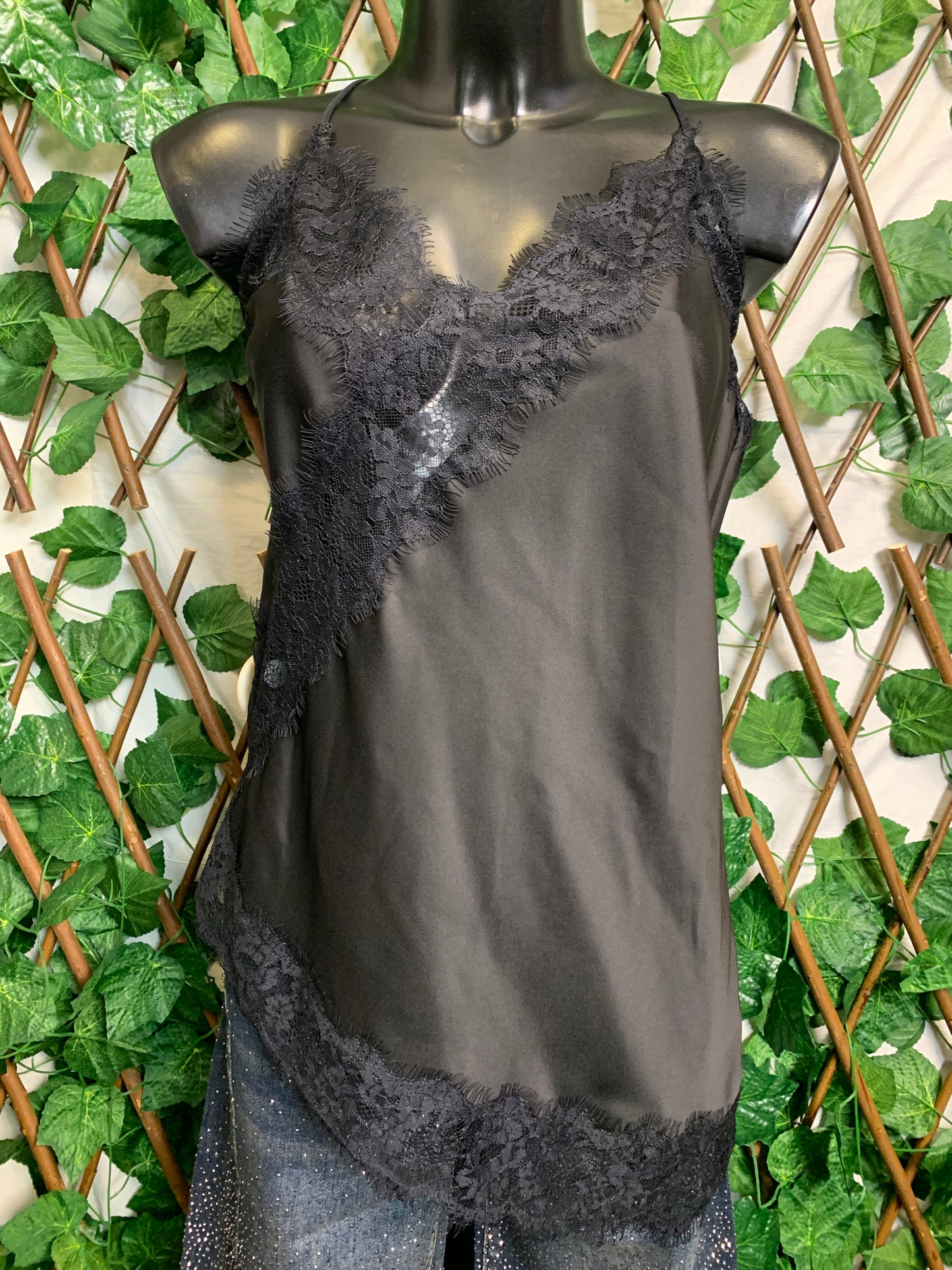 Asymmetrical tank top with lace