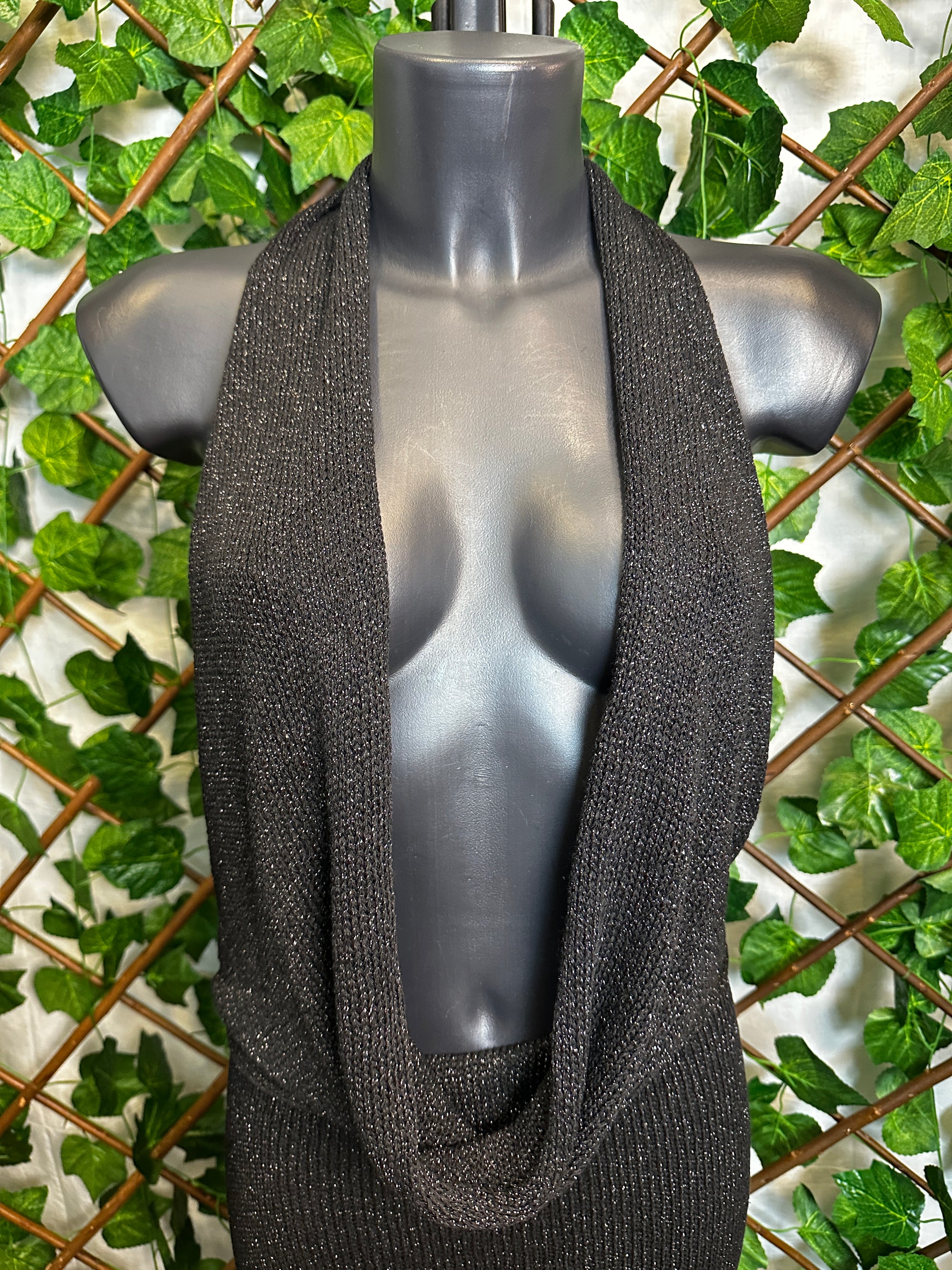 Vestito lungo estivo con la scollatura profonda e la schiena scoperta