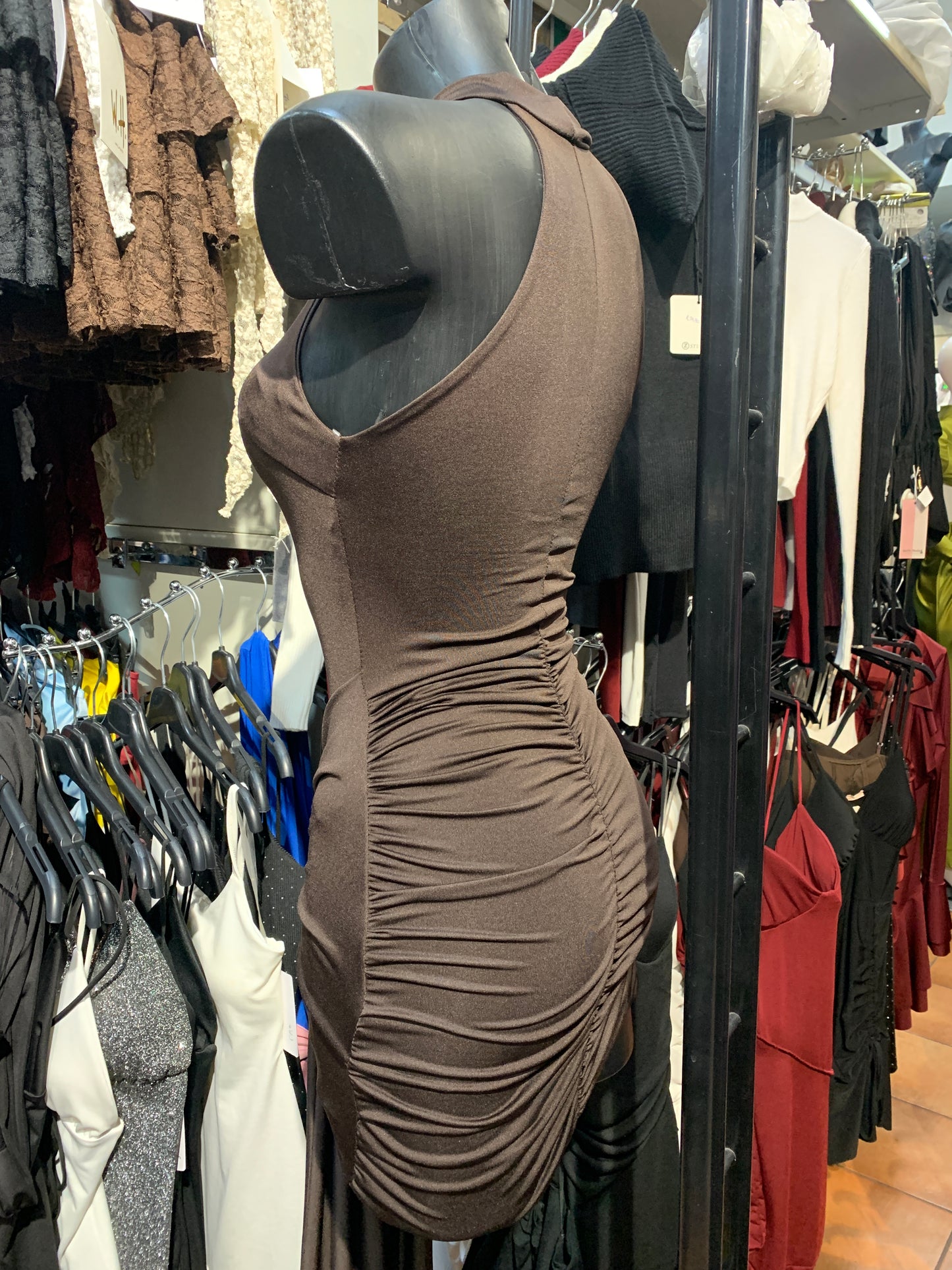 Vestito corto con la striscia lunga