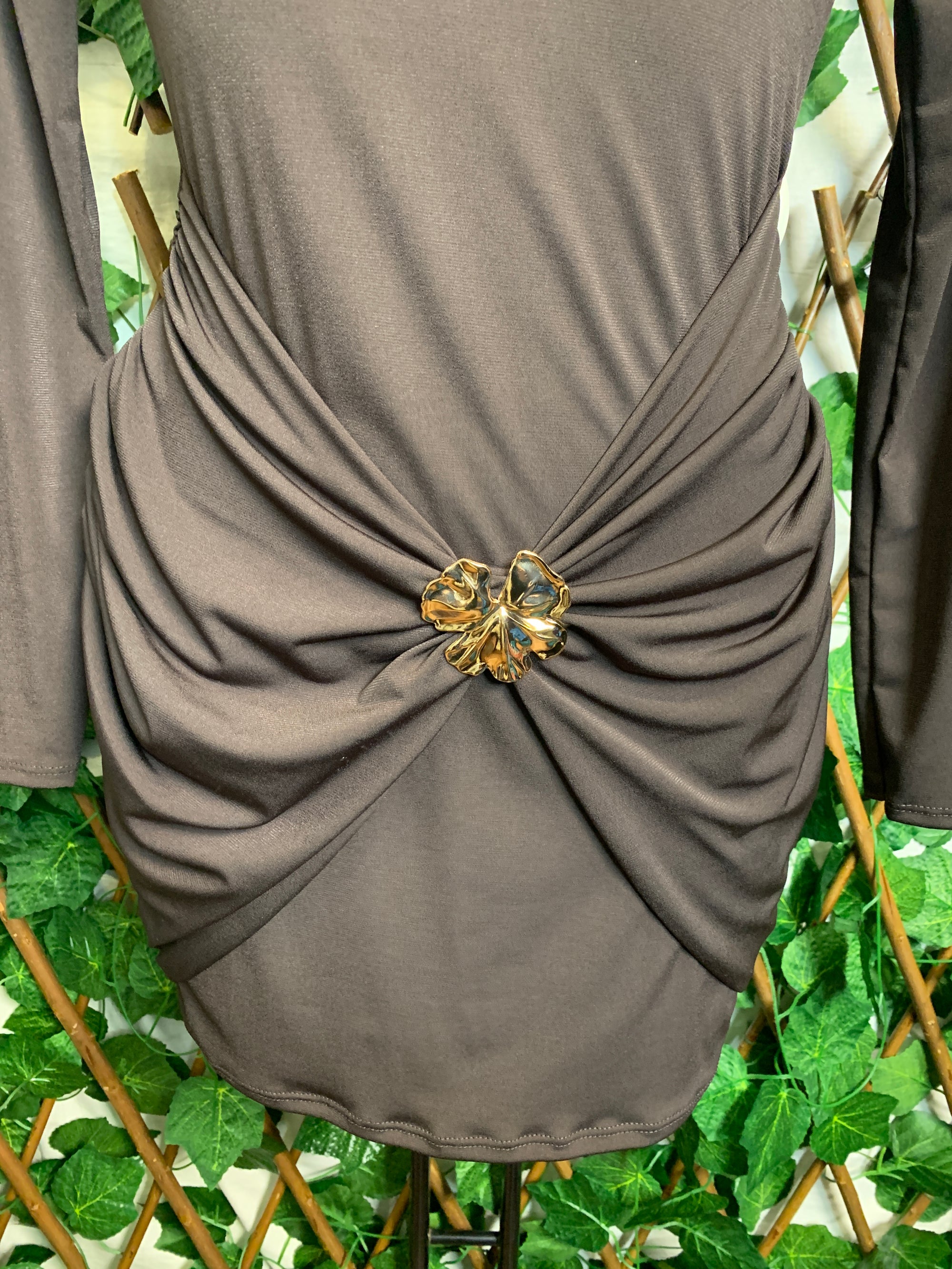 Vestito corto con dettaglio dorato