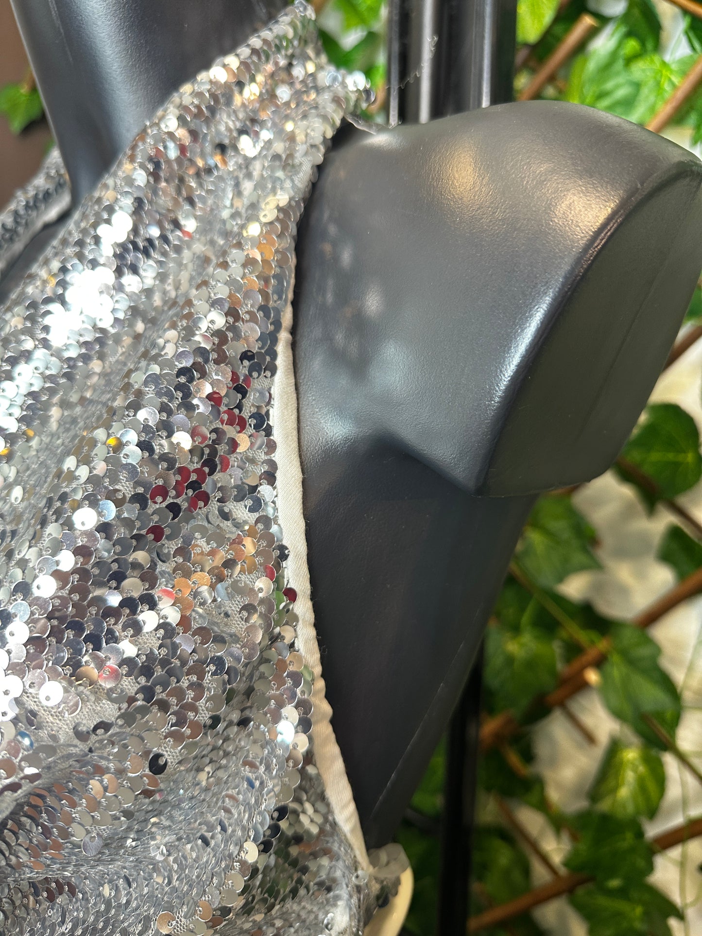 Top in paillettes con la scollatura profonda e la schiena scoperta