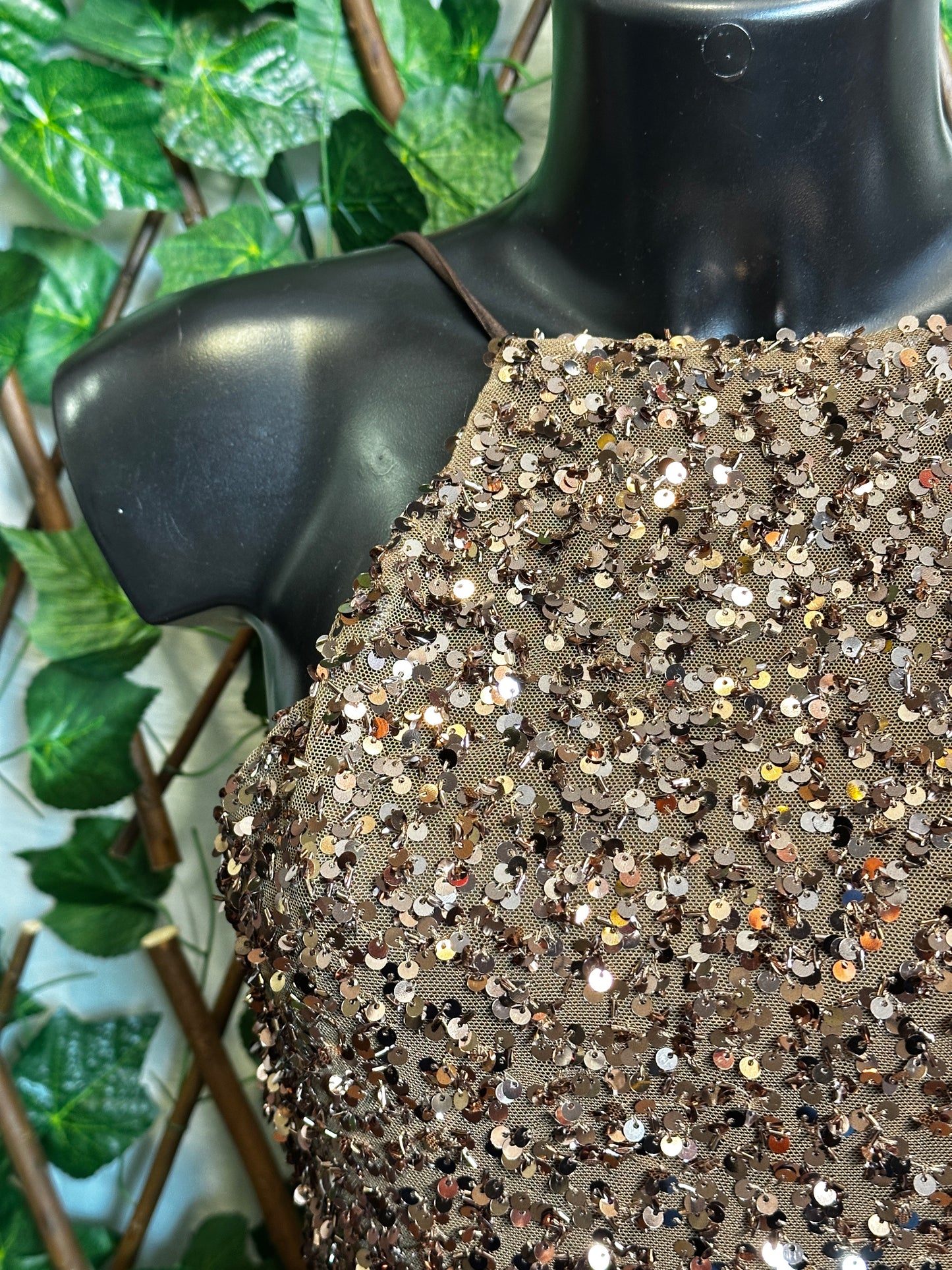 Modello paillettes: vestito corto con bretelle e la schiena scoperta