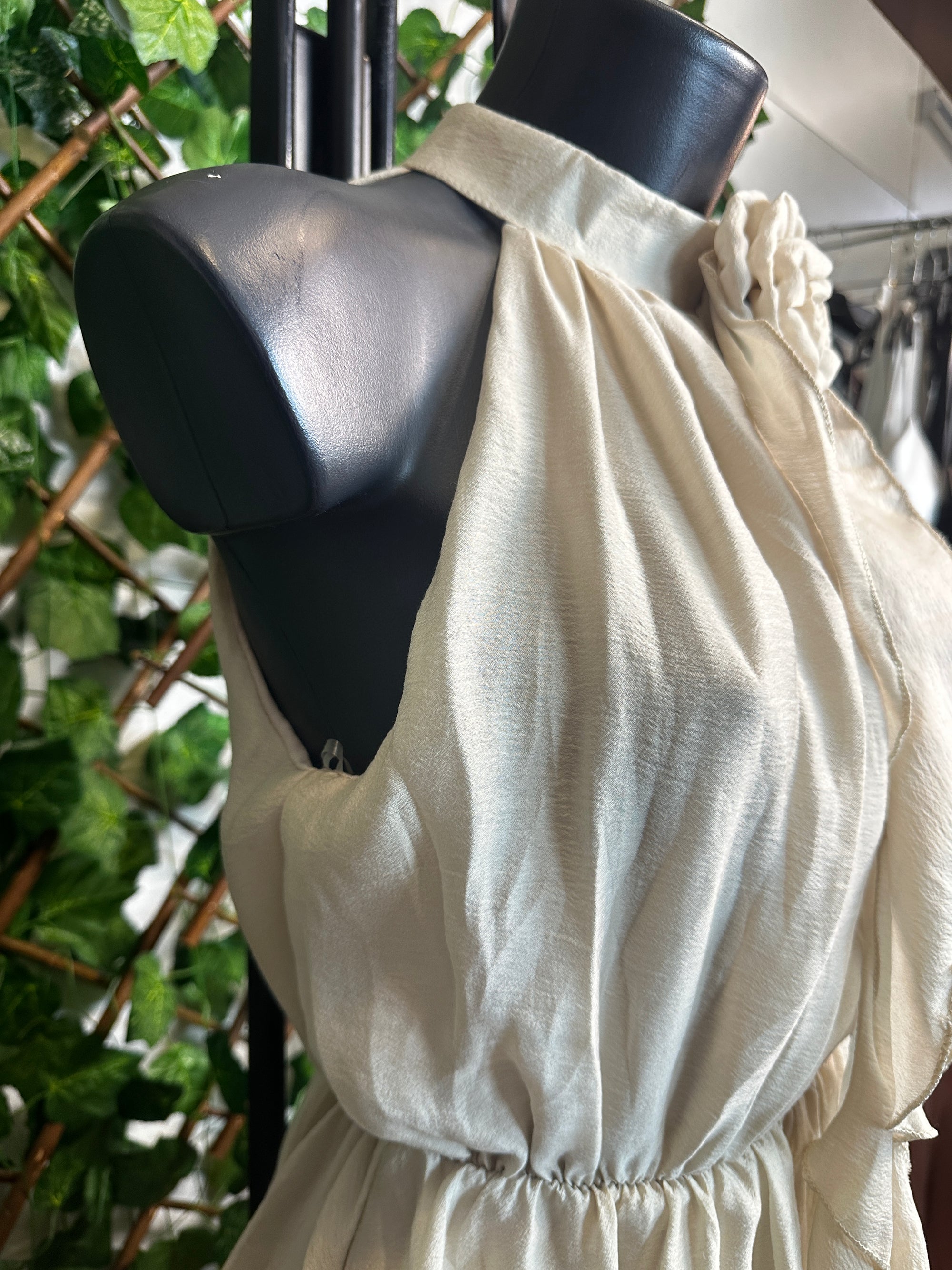 Vestito corto con dettaglio fiore