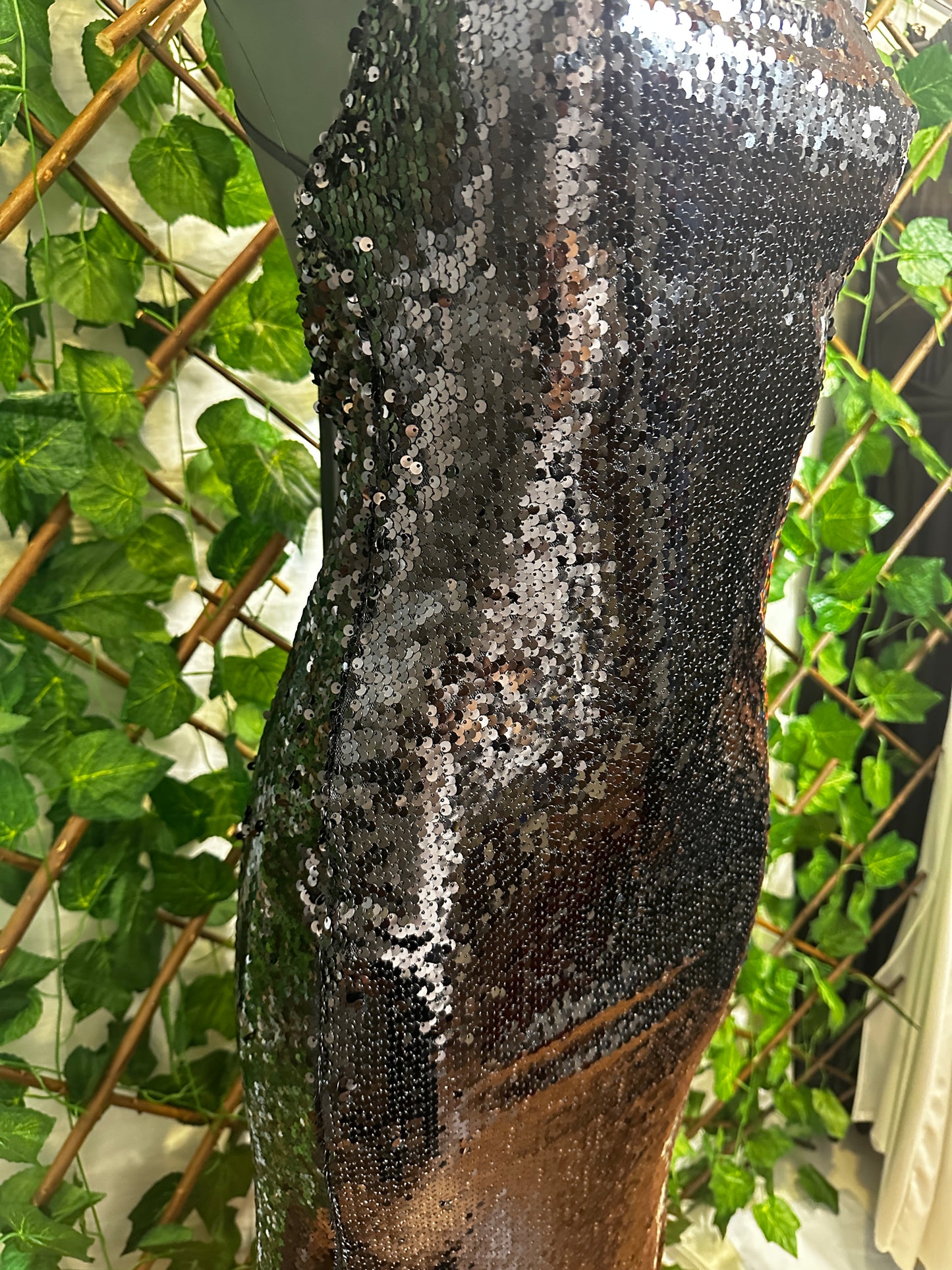 Vestito lungo elegante con la schiena scoperta in paillettes