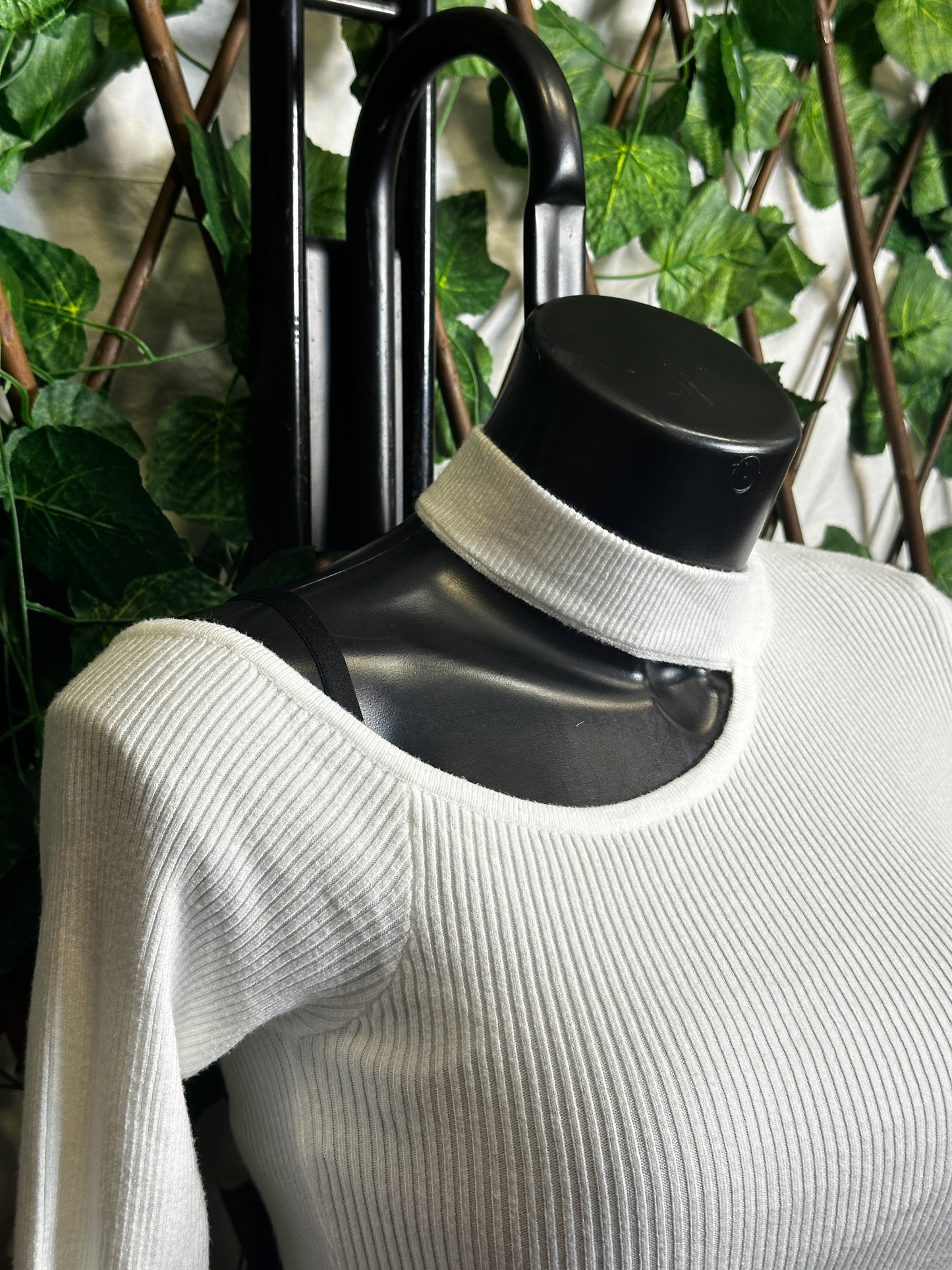 Maglia corta con con Cut-out e le maniche lunghe
