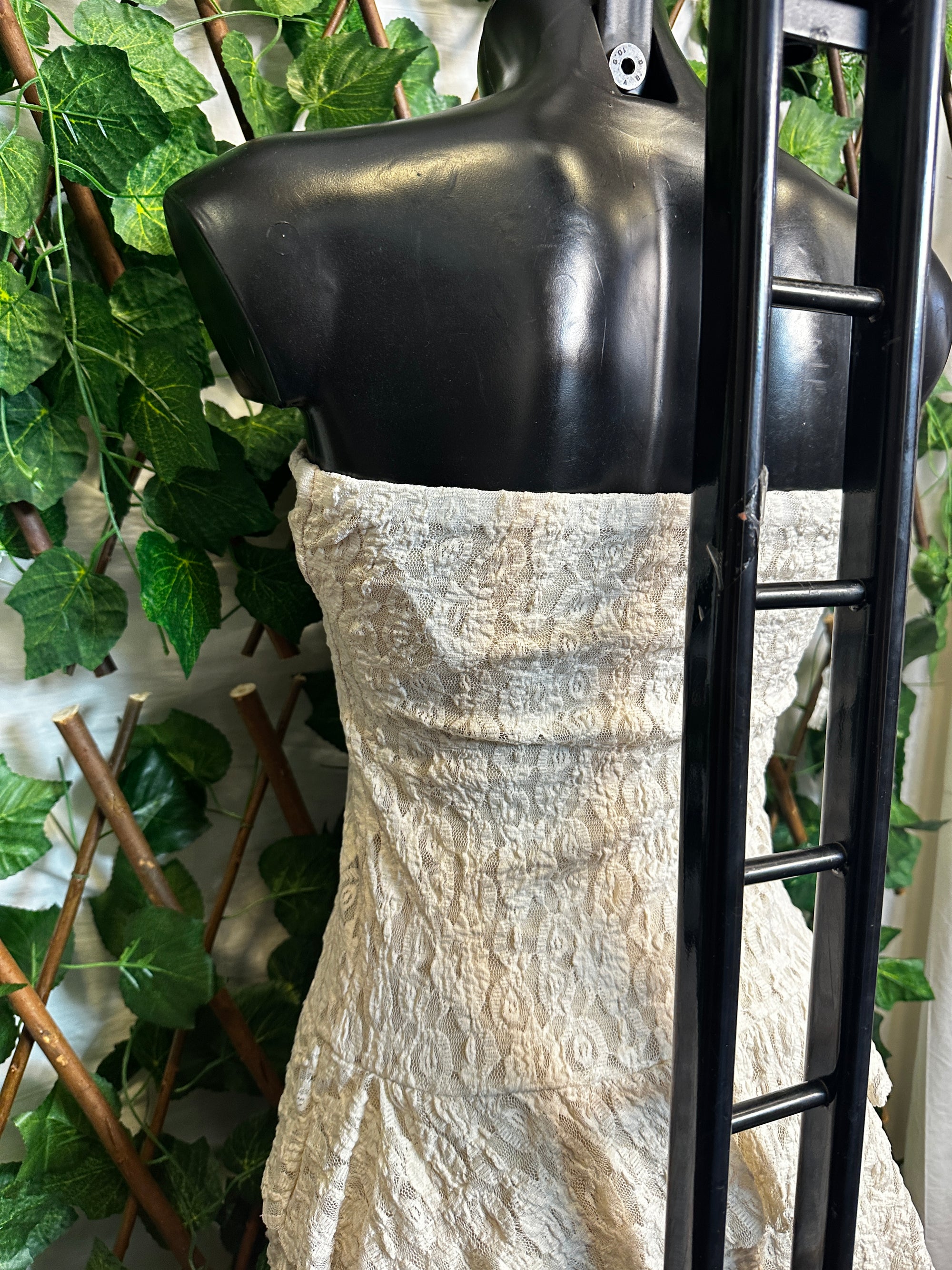 Modello crepe: vestito corto con le coppe e gonna a balze | taglia unica