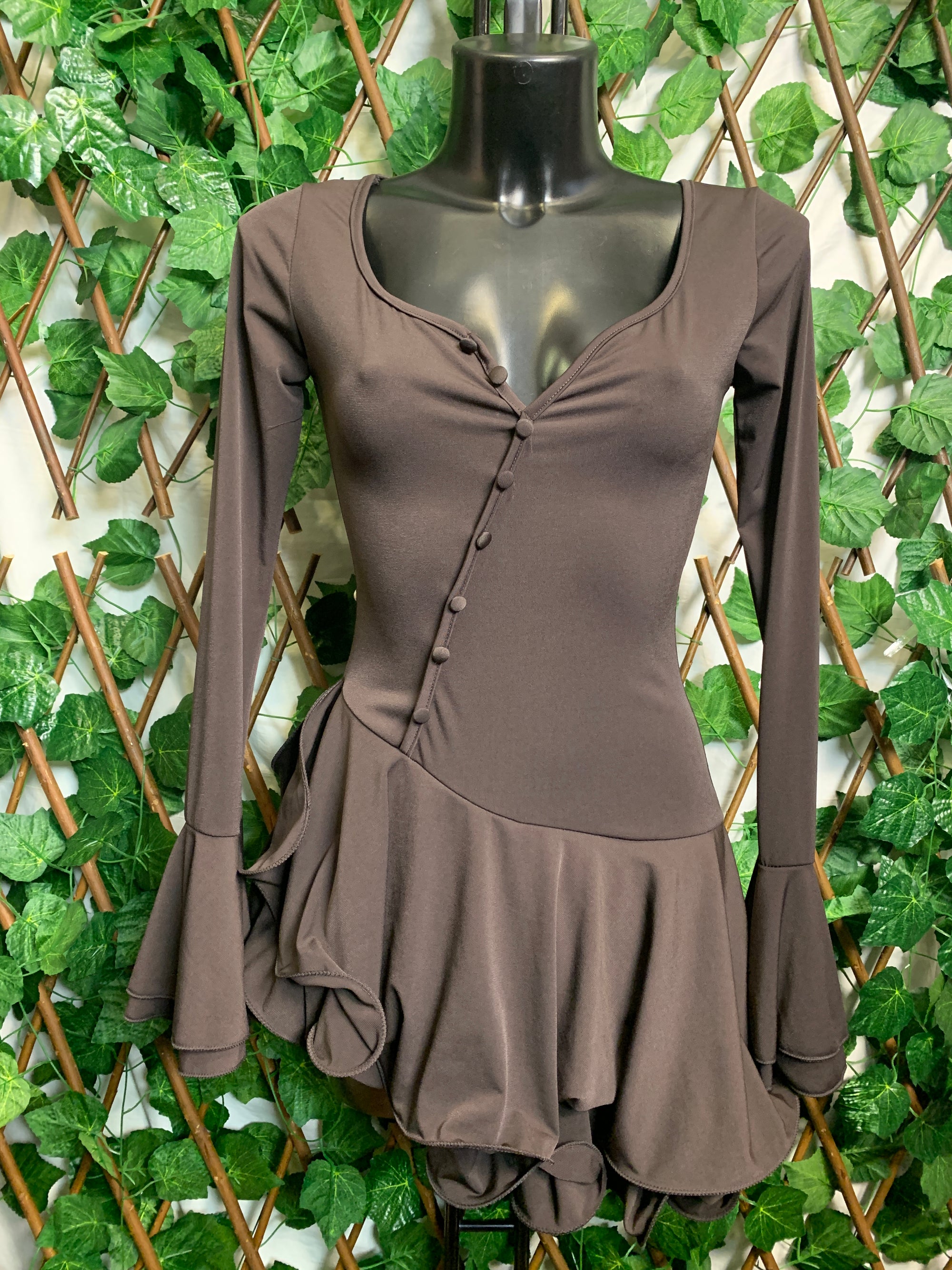Vestito con gonna a balze e manica lunga
