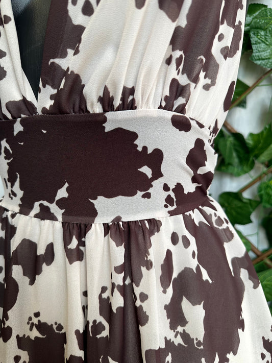 Vestito Stampa Cow Style – Scollatura Profonda e Gonna a Balze