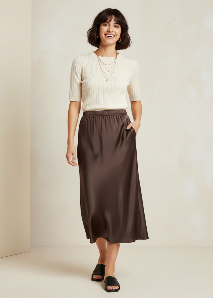 🖤 Vuoi una gonna lunga che cade perfetta su ogni silhouette?

Questa gonna lunga a vita alta è un capo versatile, elegante e comodissimo.
Il tessuto è elasticizzato, avvolge le curve ma non stringe, e la lunghezza è ideale sia per look da giorno che da sera.
Disponibile in nero (classico e snellente), beige (chiaro e pulito), e marrone scuro (caldo e autunnale).

✨ Gonna Lunga – Femminile, Morbida, Senza Sforzo

Perché tutte la scelgono

Taglia unica, veste da S a XL