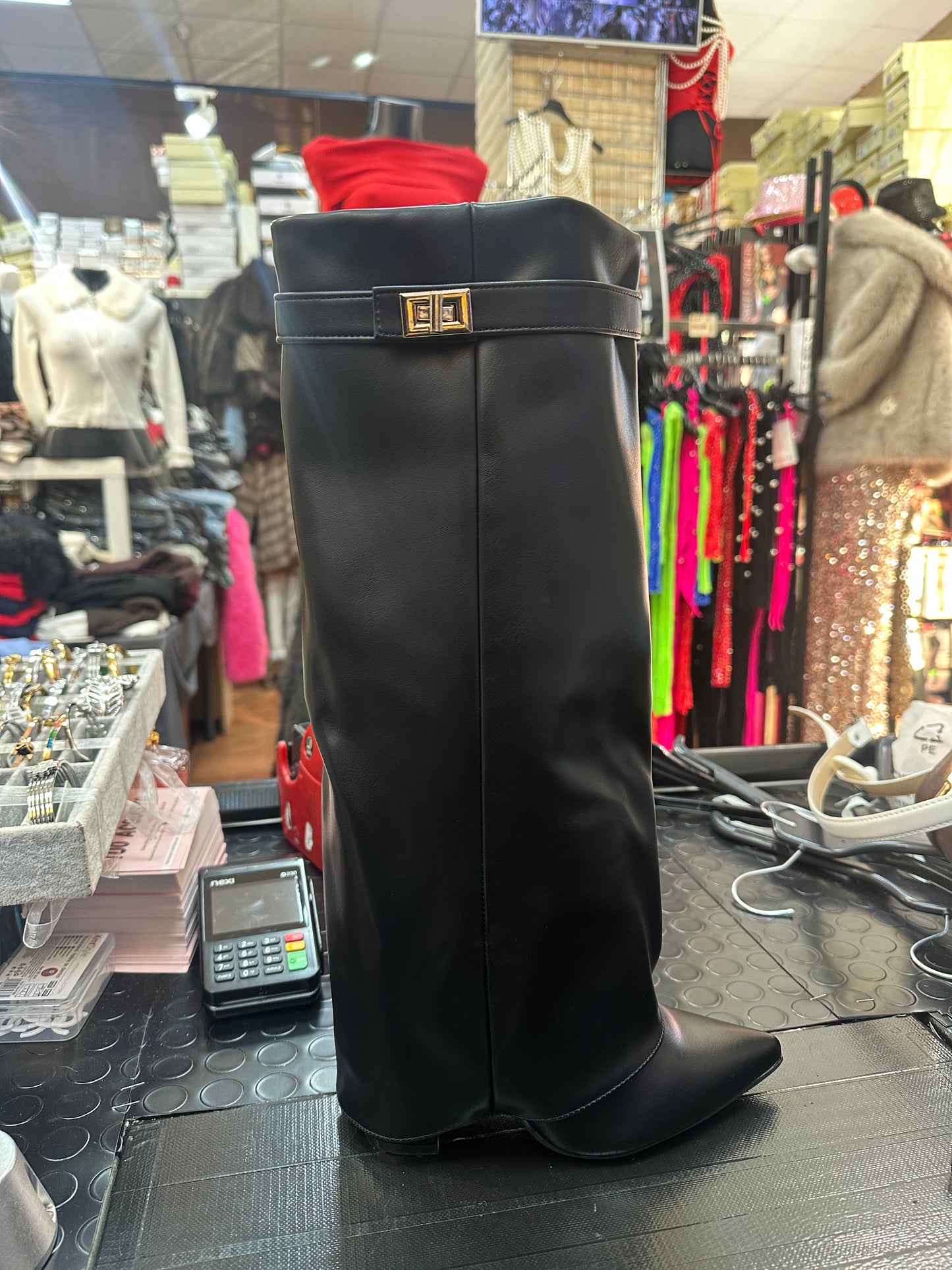 Stivale al ginocchio punta e tacco quadrato con fibbia – POTERE LISCIO 🖤🤎