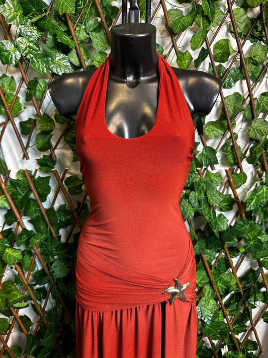 Vestito lungo con laccio sul collo, dettaglio stella marina e lo spacco sul lato sinistro