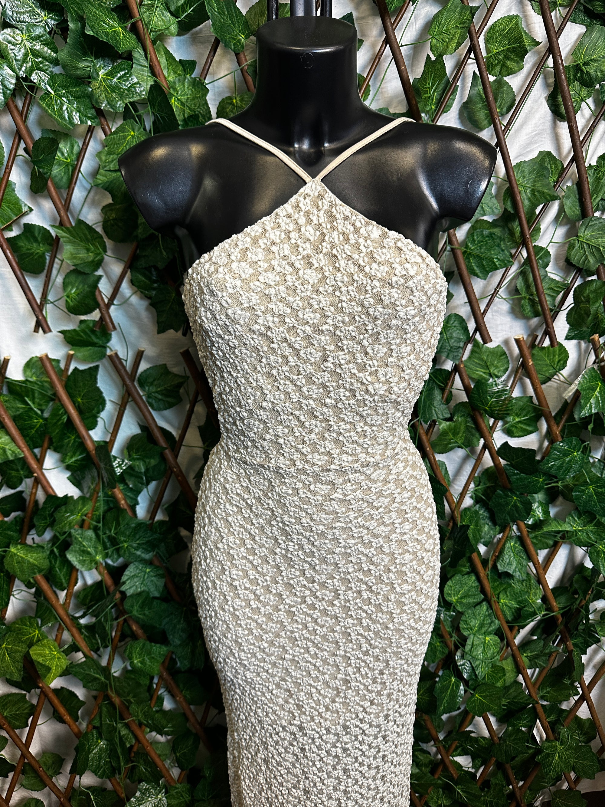 Modello crepe: vestito lungo con collo alto e schiena scoperta