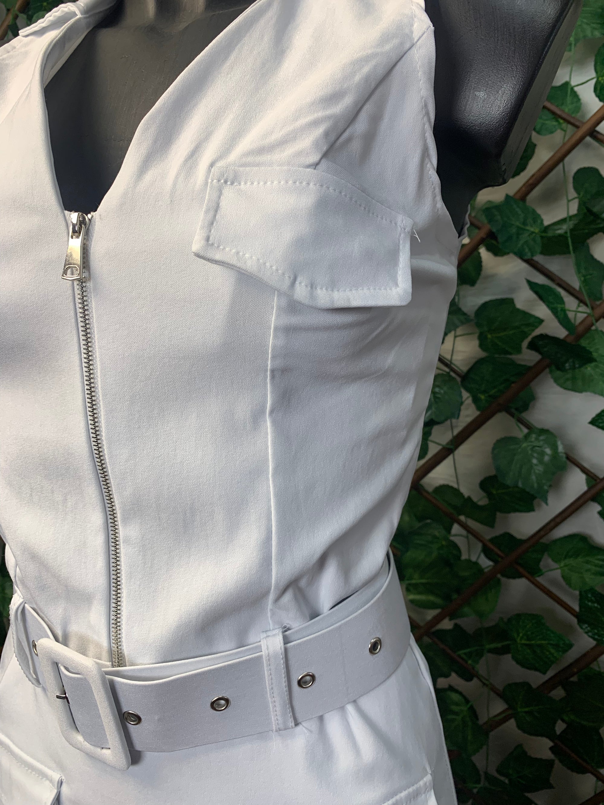 VESTITO MILITARE – STREET CHIC CON CINTURA UTILITY 🤍