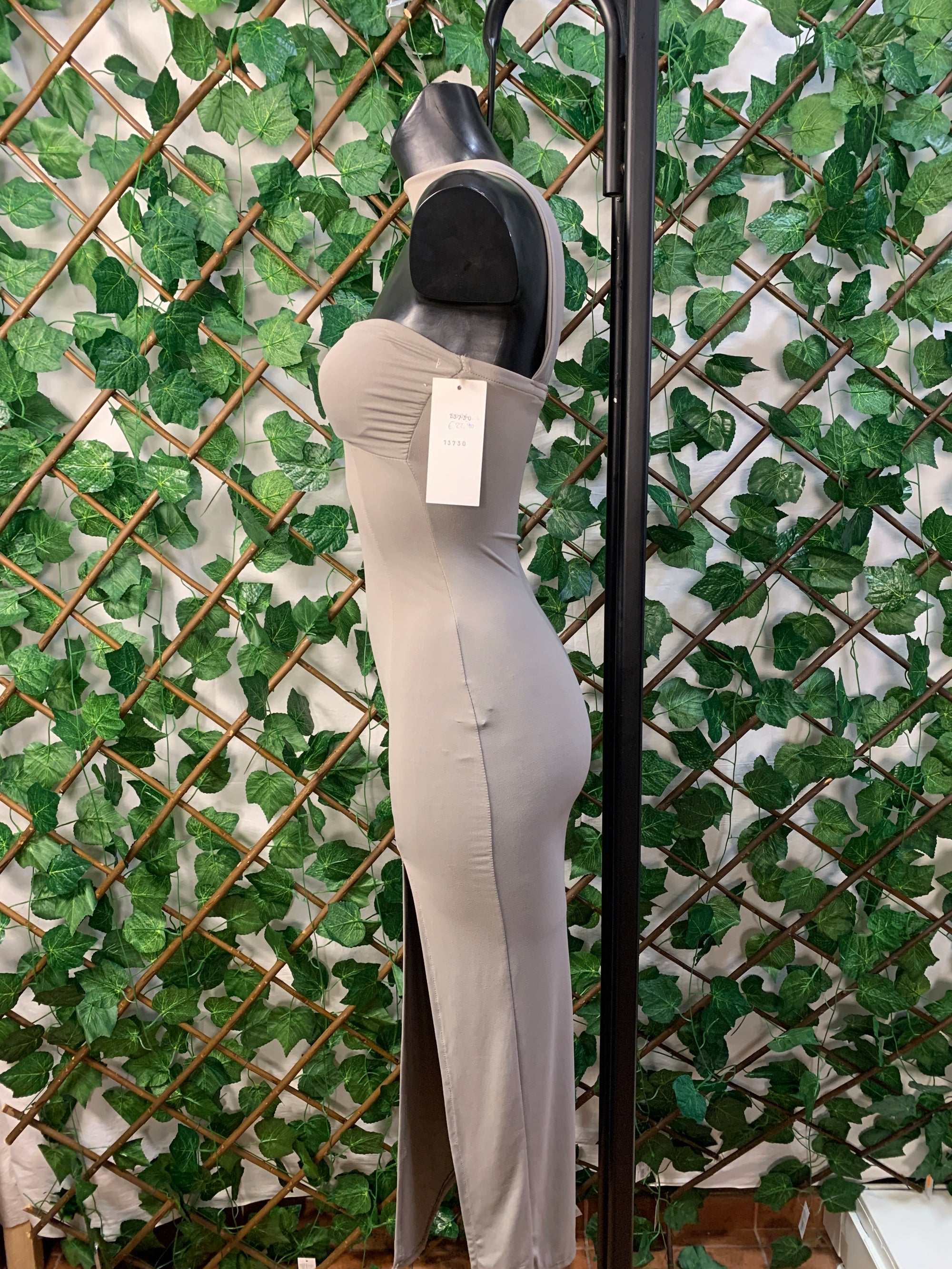 VESTITO LUNGO EFFETTO WOW – CON DETTAGLIO GIOIELLO E SPACCO | TU