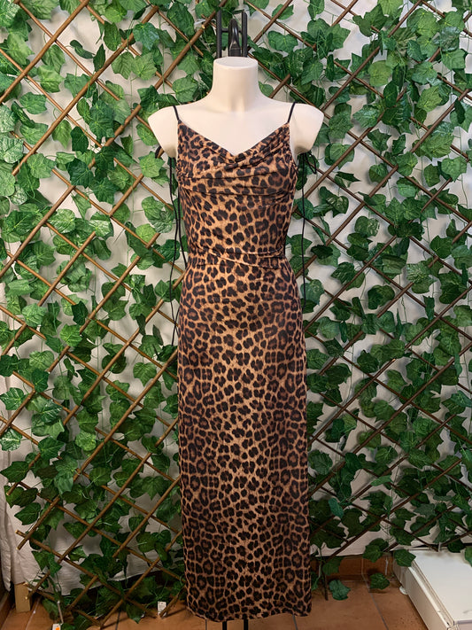Vestito lungo con stampa animalier e con la schiena scoperta