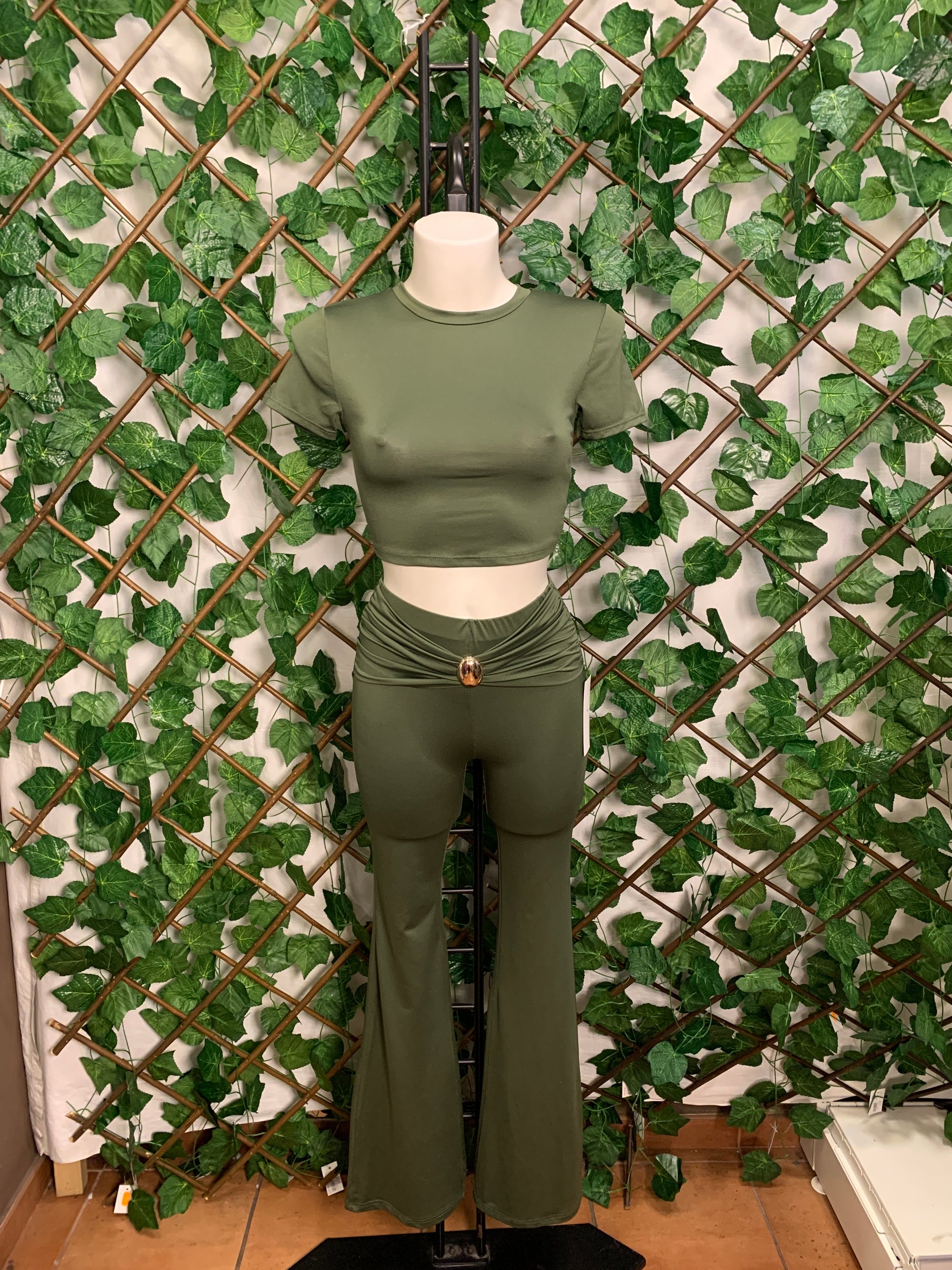 Completo Crop Top e pantalone a zampa con dettaglio dorato