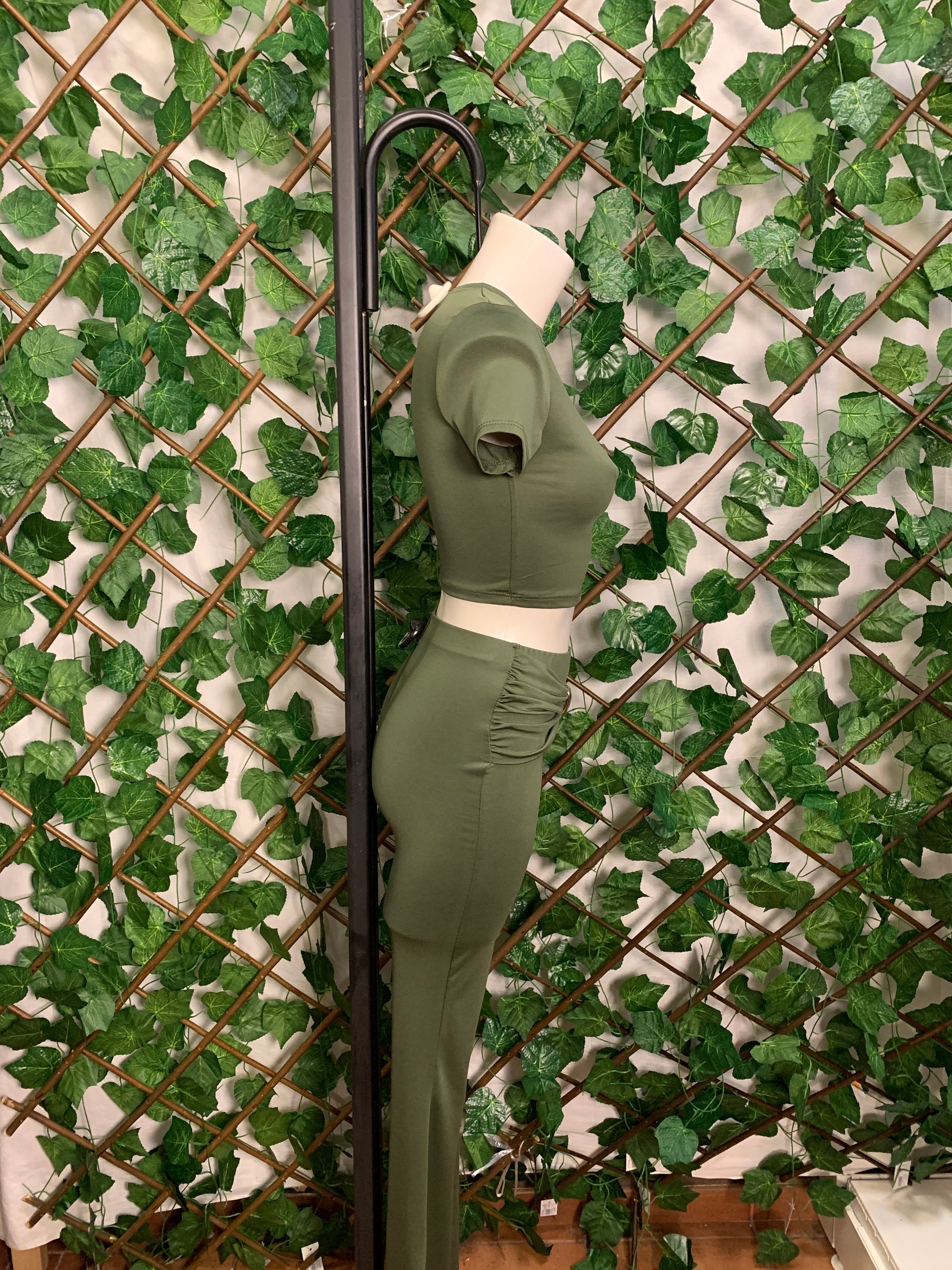 Completo Crop Top e pantalone a zampa con dettaglio dorato