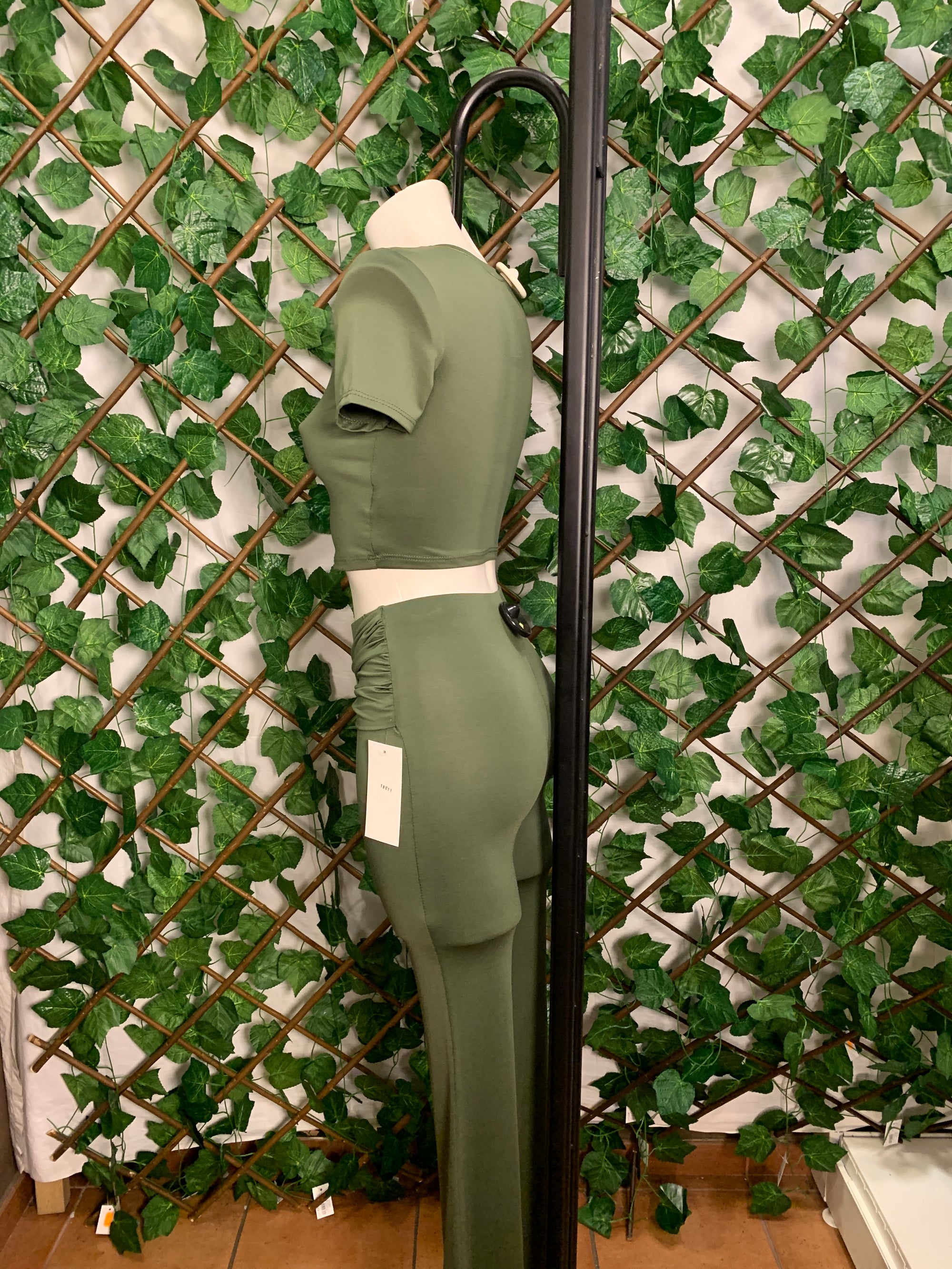 Completo Crop Top e pantalone a zampa con dettaglio dorato