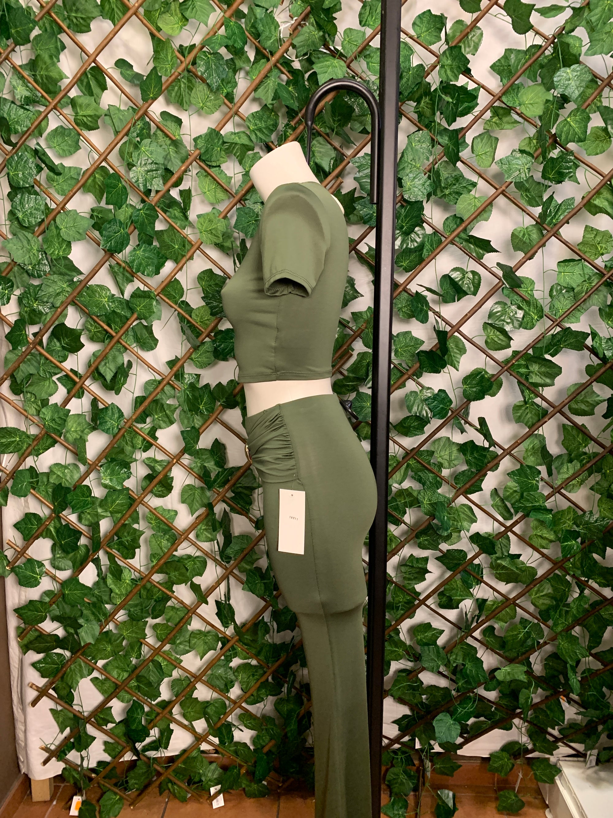Completo Crop Top e pantalone a zampa con dettaglio dorato