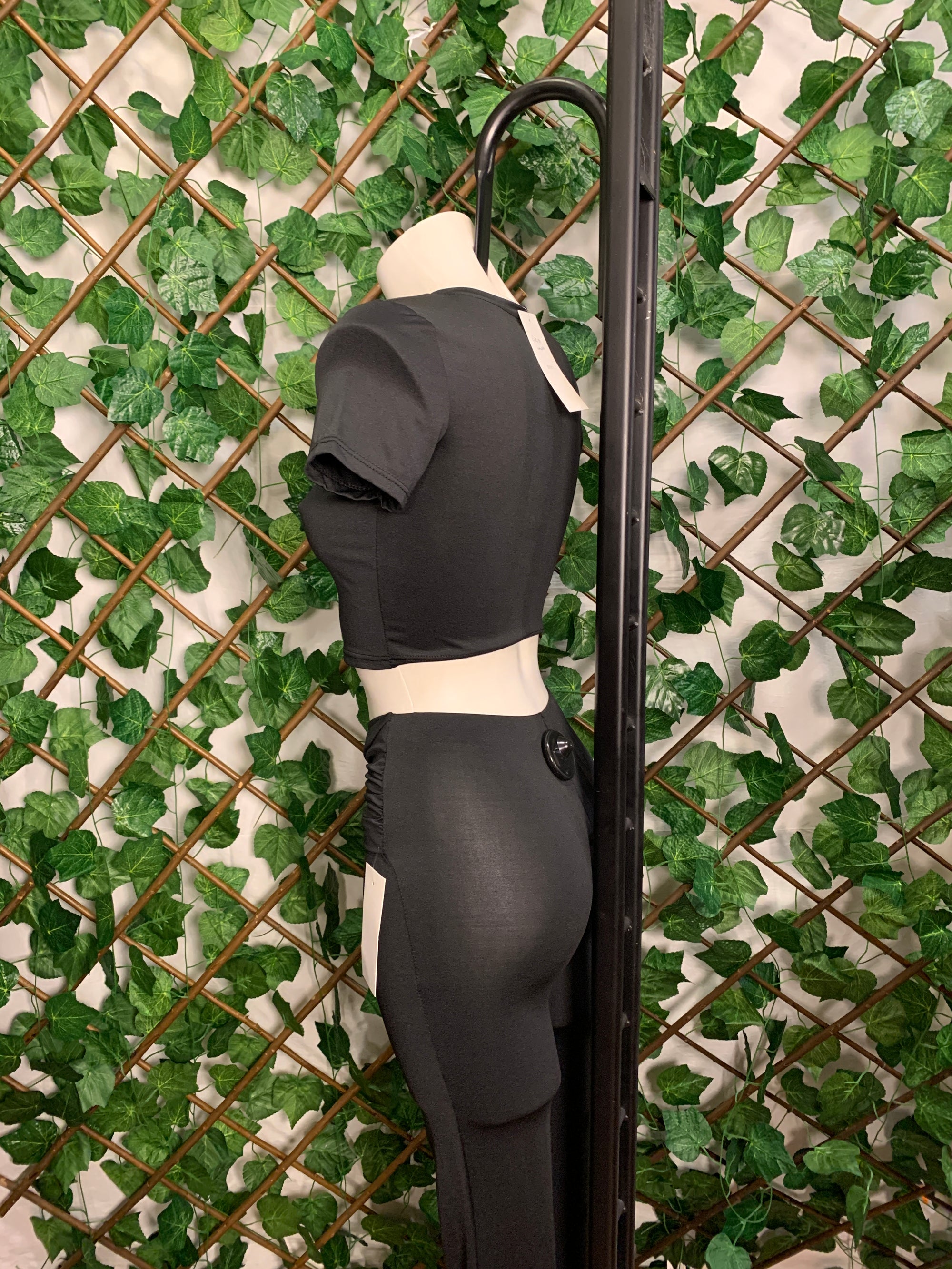 Completo Crop Top e pantalone a zampa con dettaglio dorato