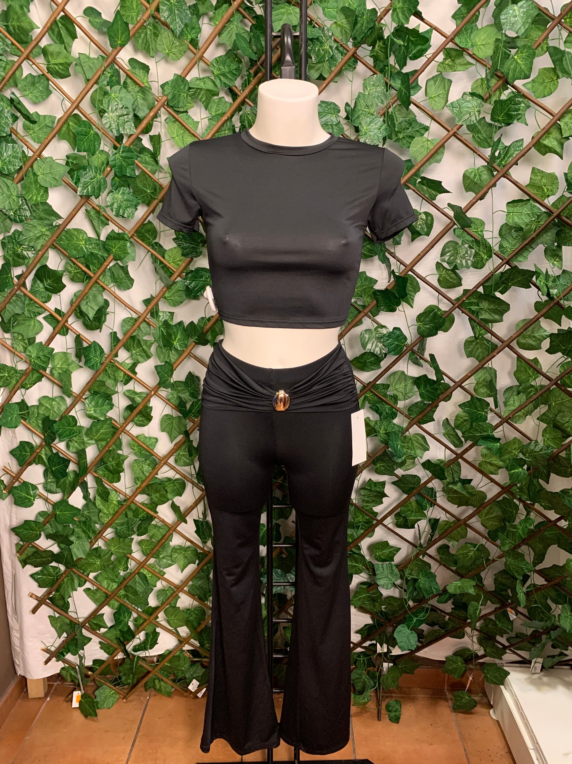 Completo Crop Top e pantalone a zampa con dettaglio dorato