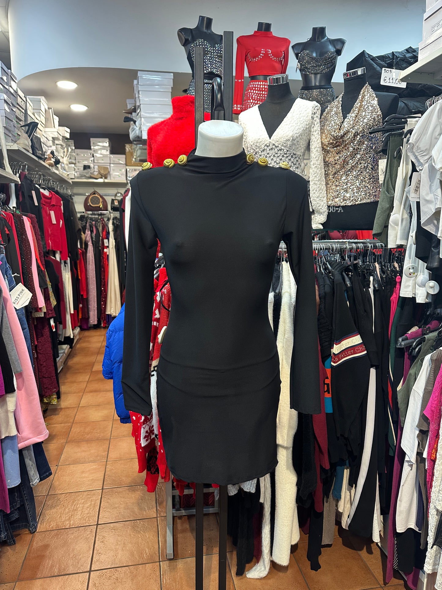 Vestito Asimmetrico con Dettagli Oro – Fascino Metropolitano